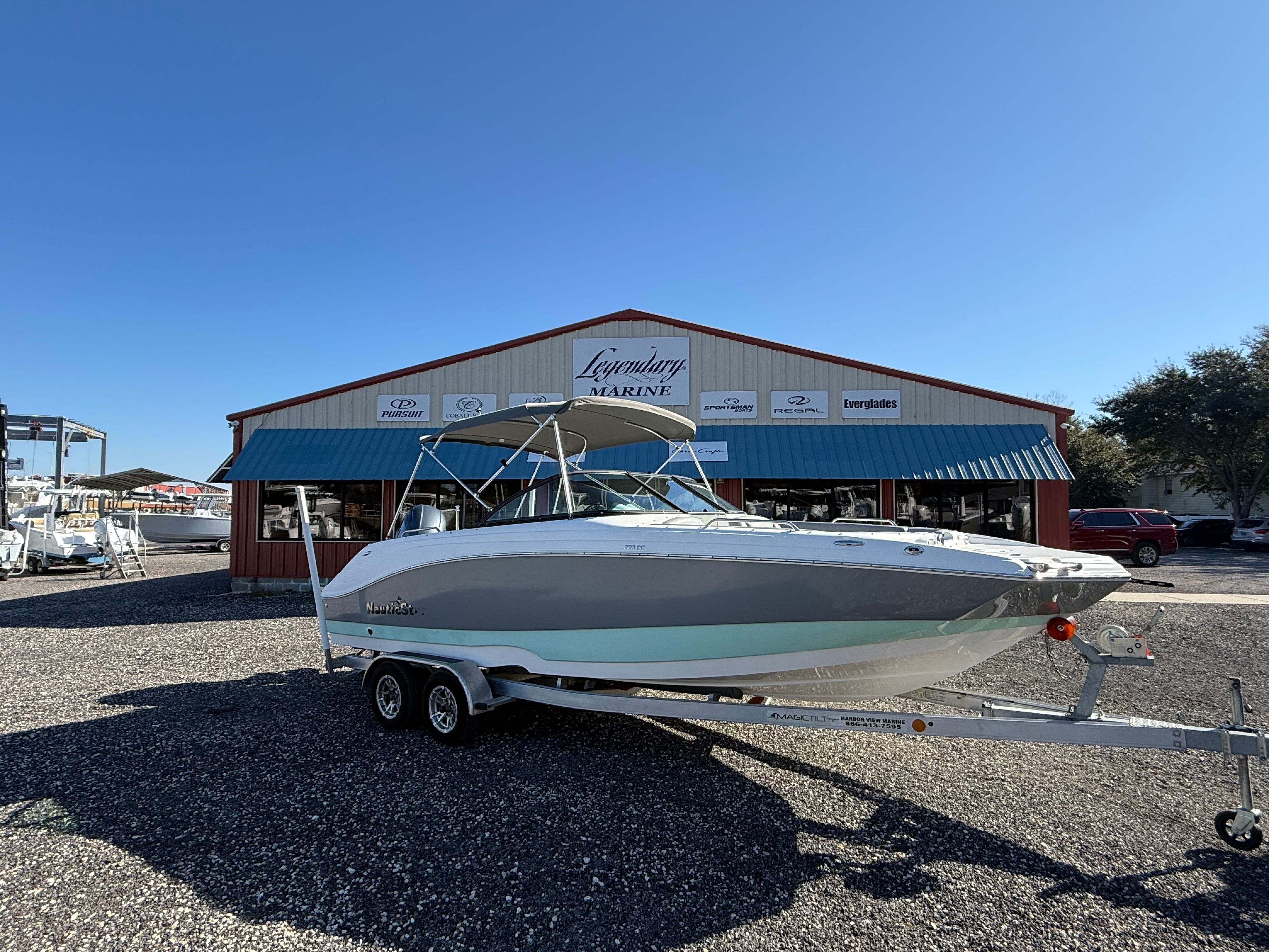 2022 NauticStar 223 DC