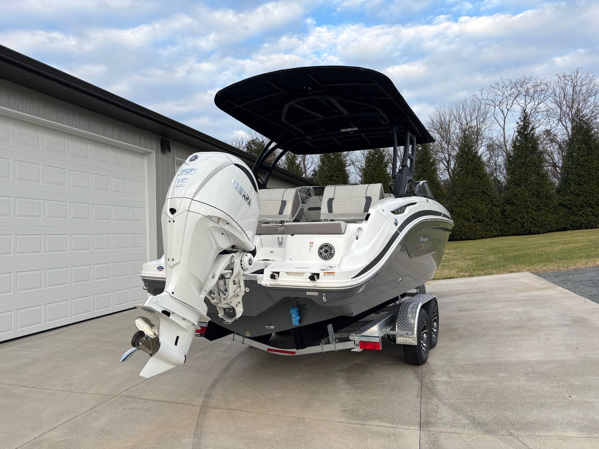 2025 Hurricane SunDeck 2600 OB - 2