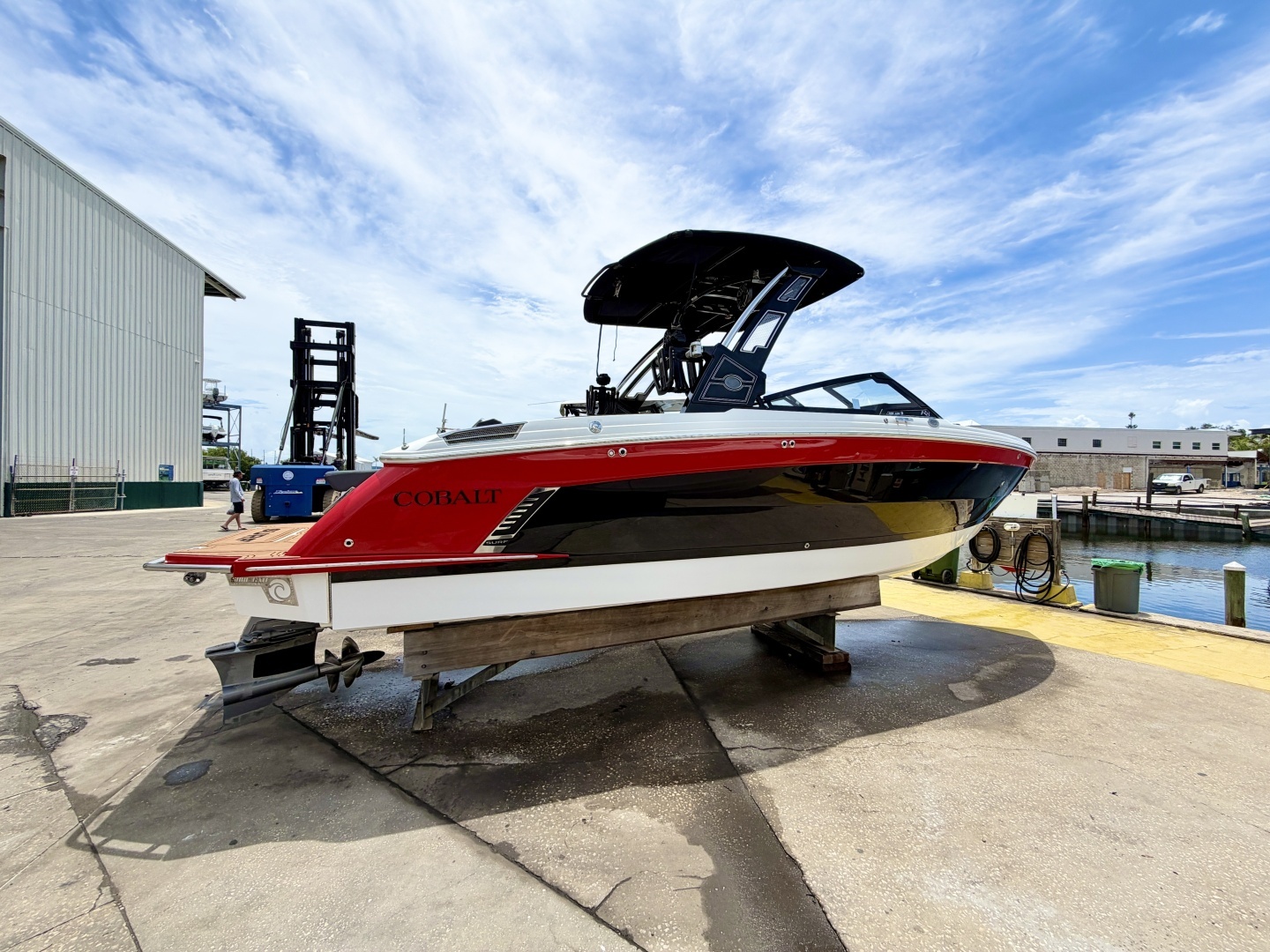 2024 Cobalt R8 Surf - Image 7