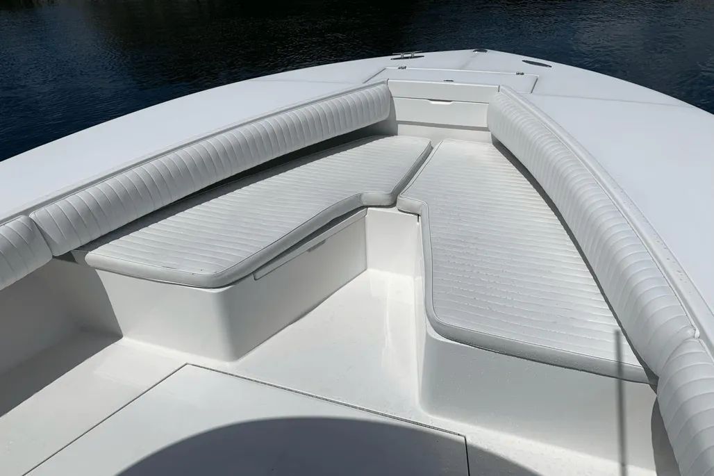 2004 Regulator 32 Forward Seating - 11