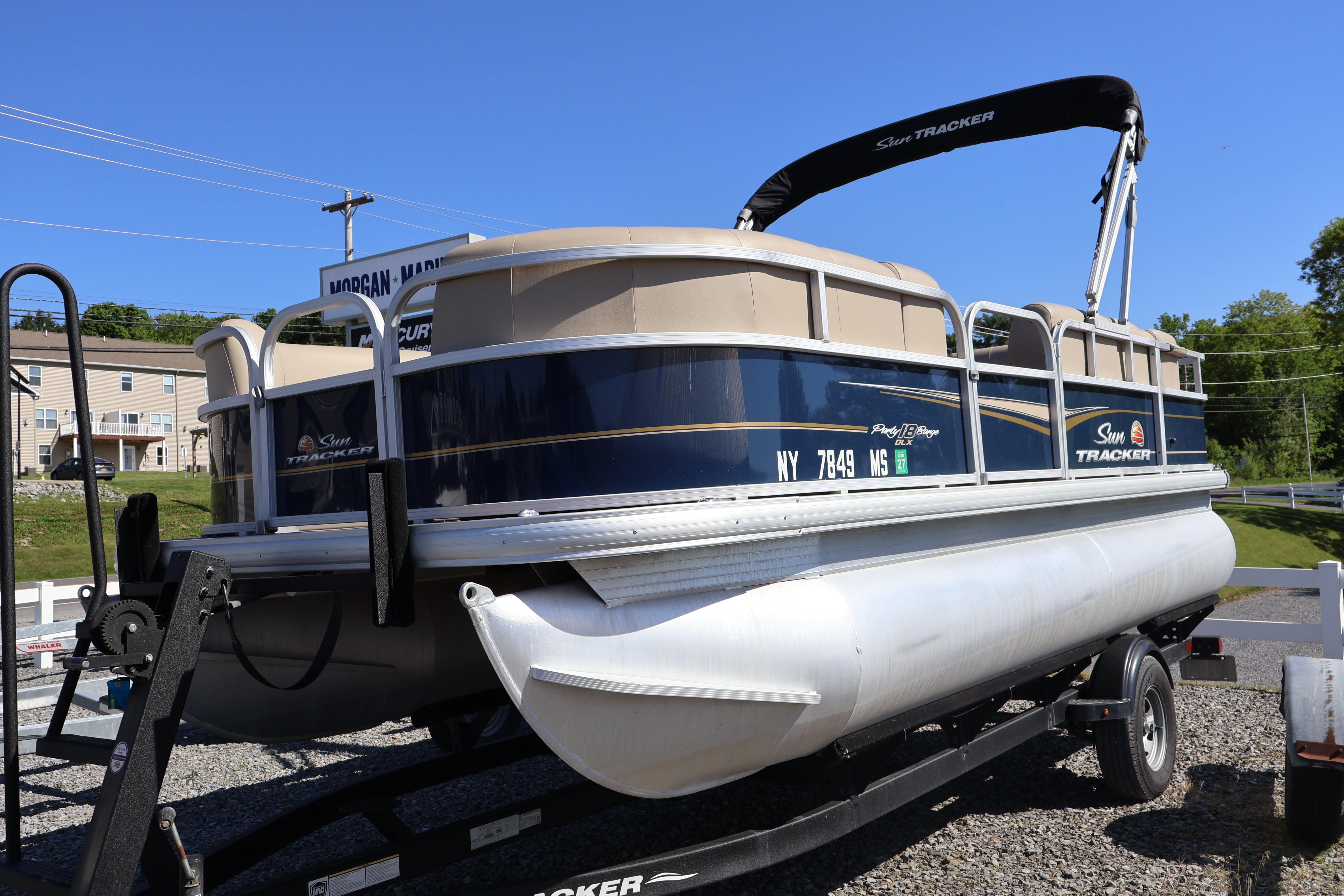2022 Sun Tracker Party Barge 18 DLX