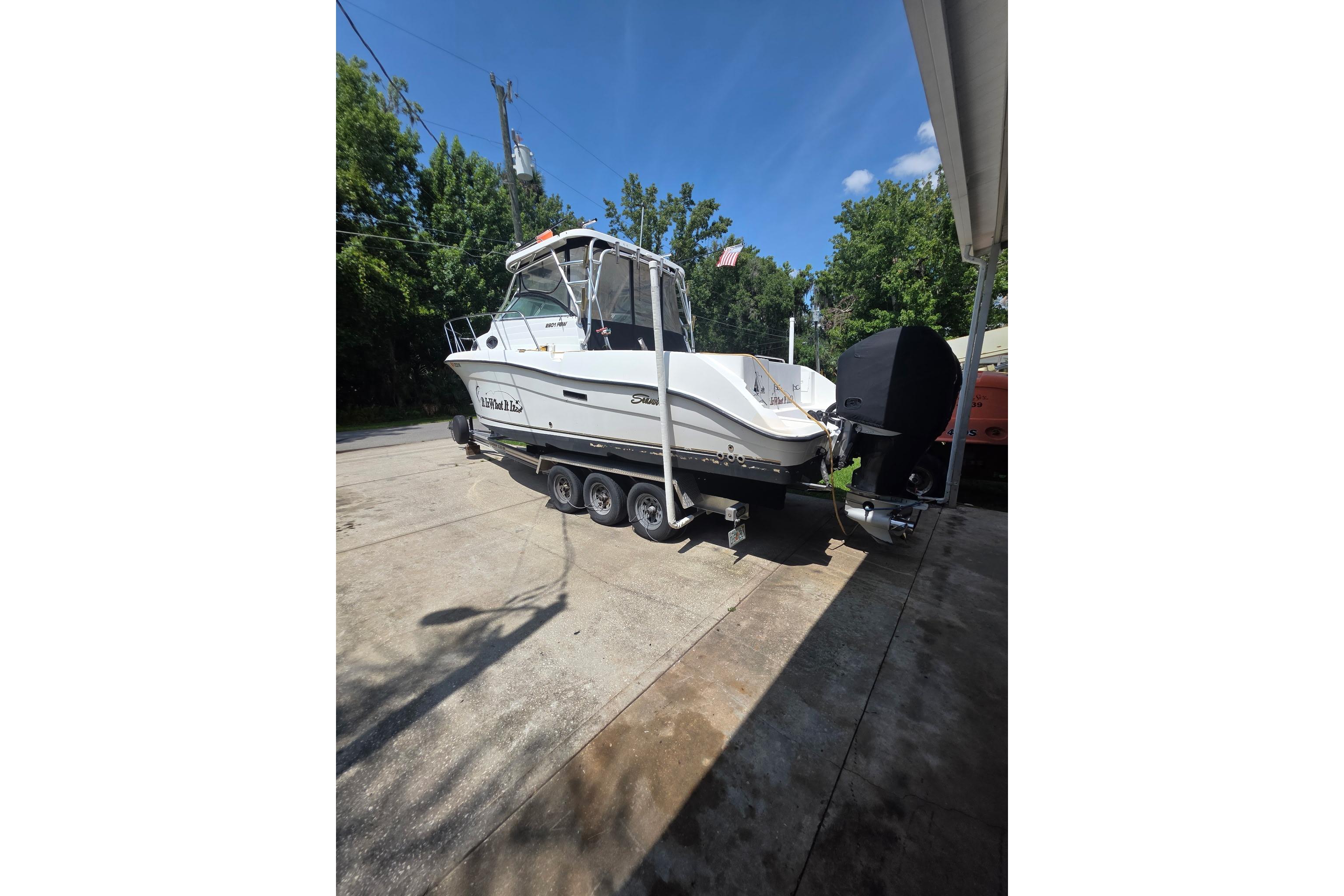 2007 Seaswirl Striper 2901 Walkaround O/B boat on trailer, parked outdoors.