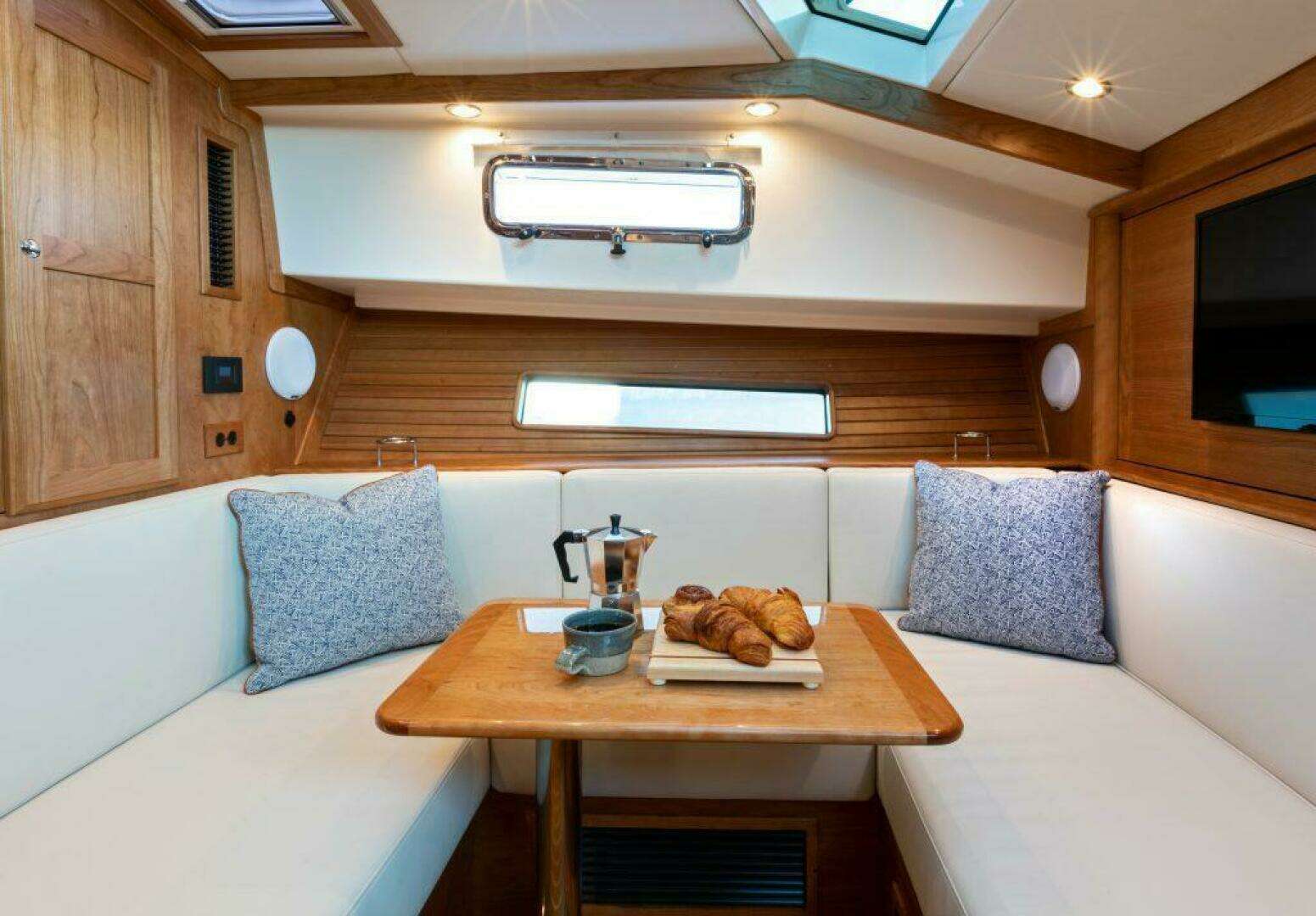 2027 Sabre 43 Salon Express - Image 23
