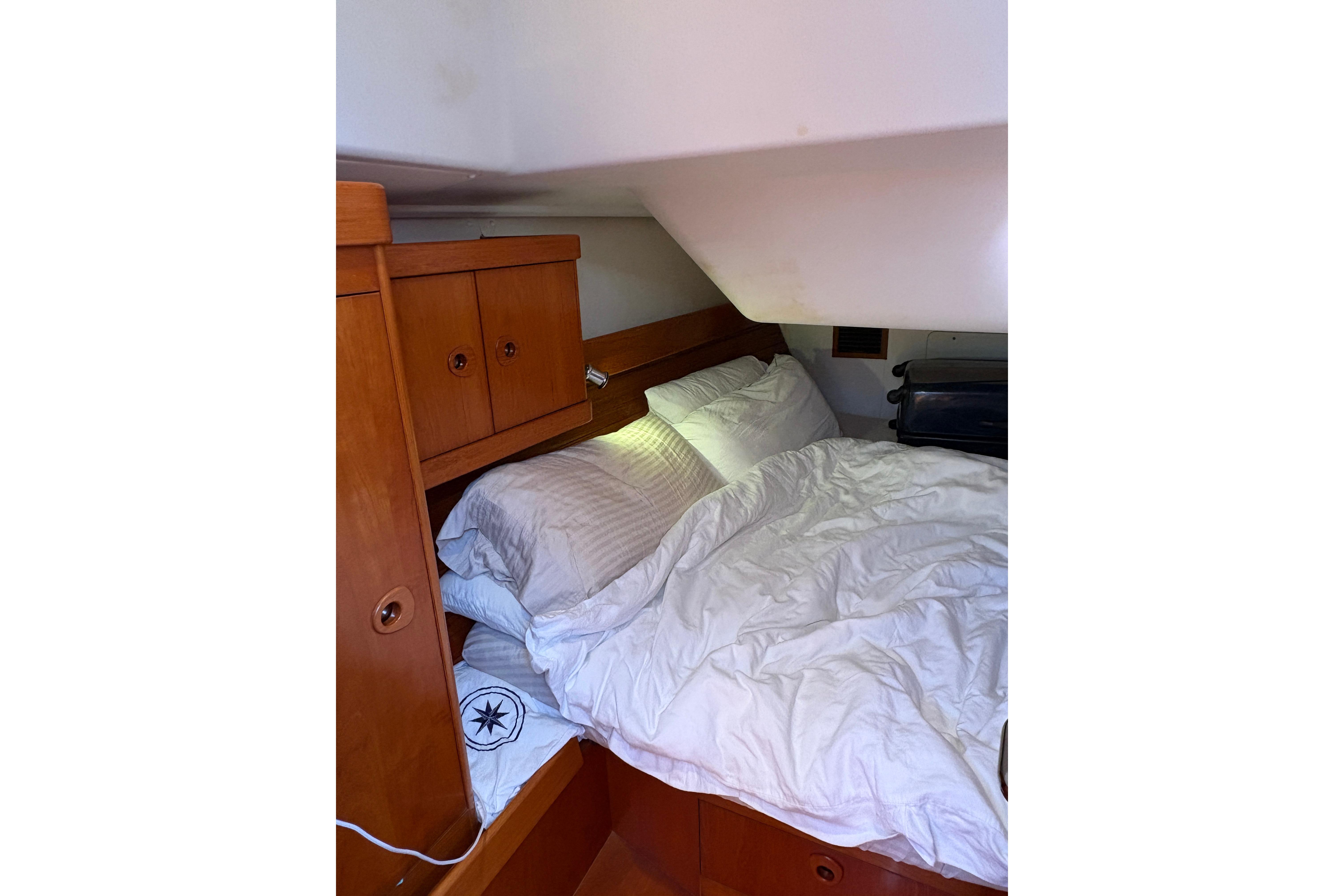 2008 Wauquiez Centurion 40s aft cabin