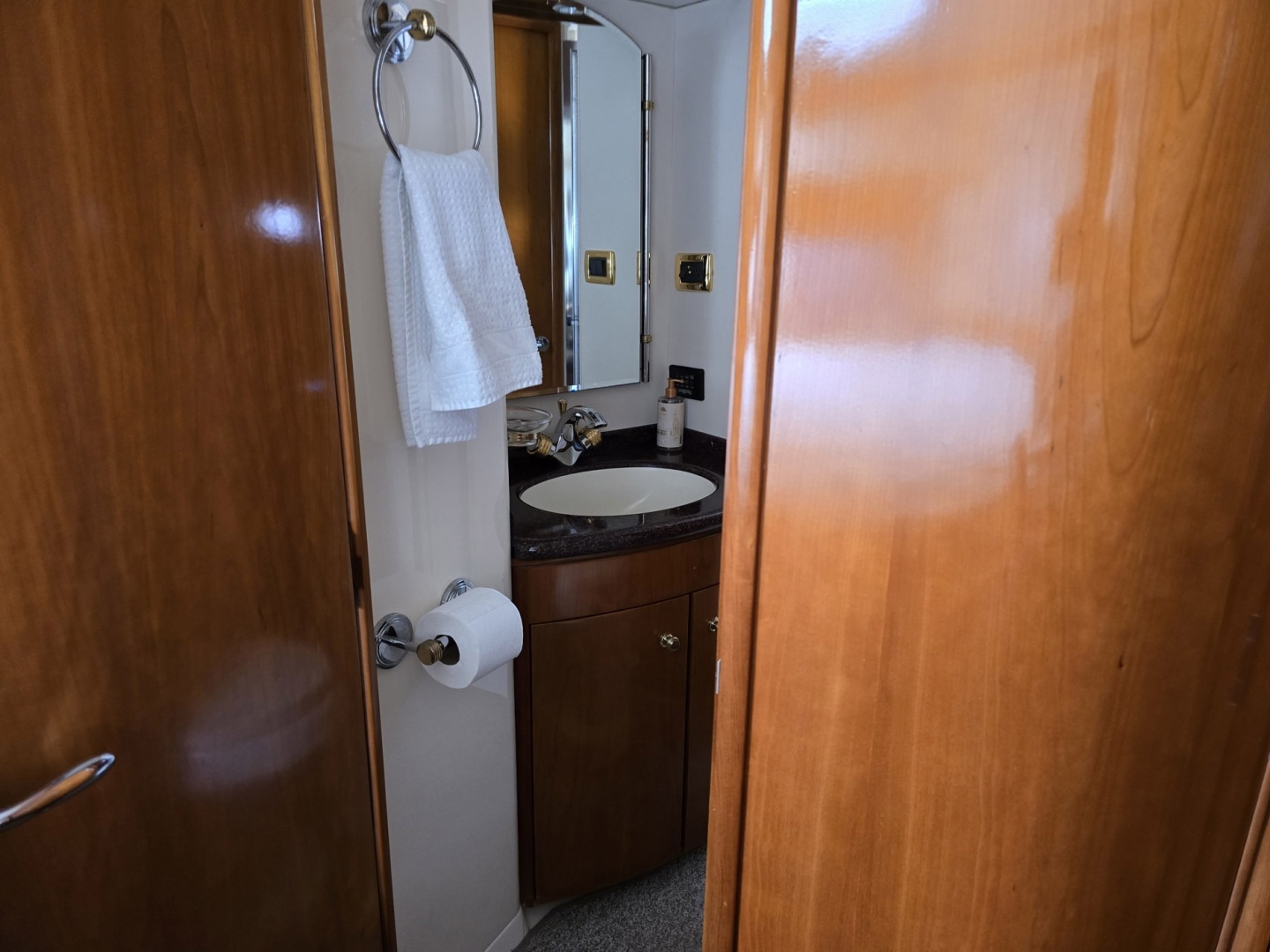 2001 Carver 570 Voyager Pilothouse - Image 39
