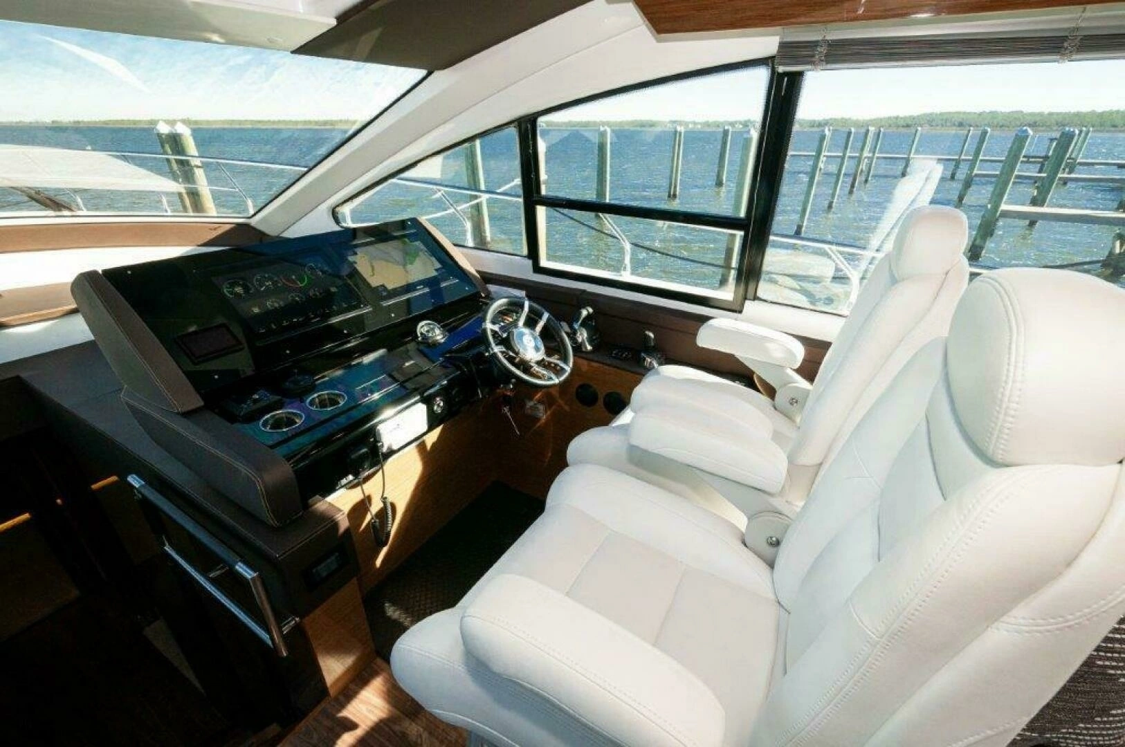 2020 Cruisers Yachts 60 Cantius - Image 2