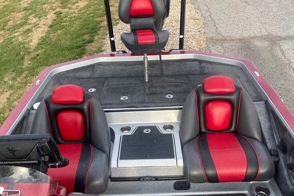2015 Ranger Z520C boat interior with red and black seats.