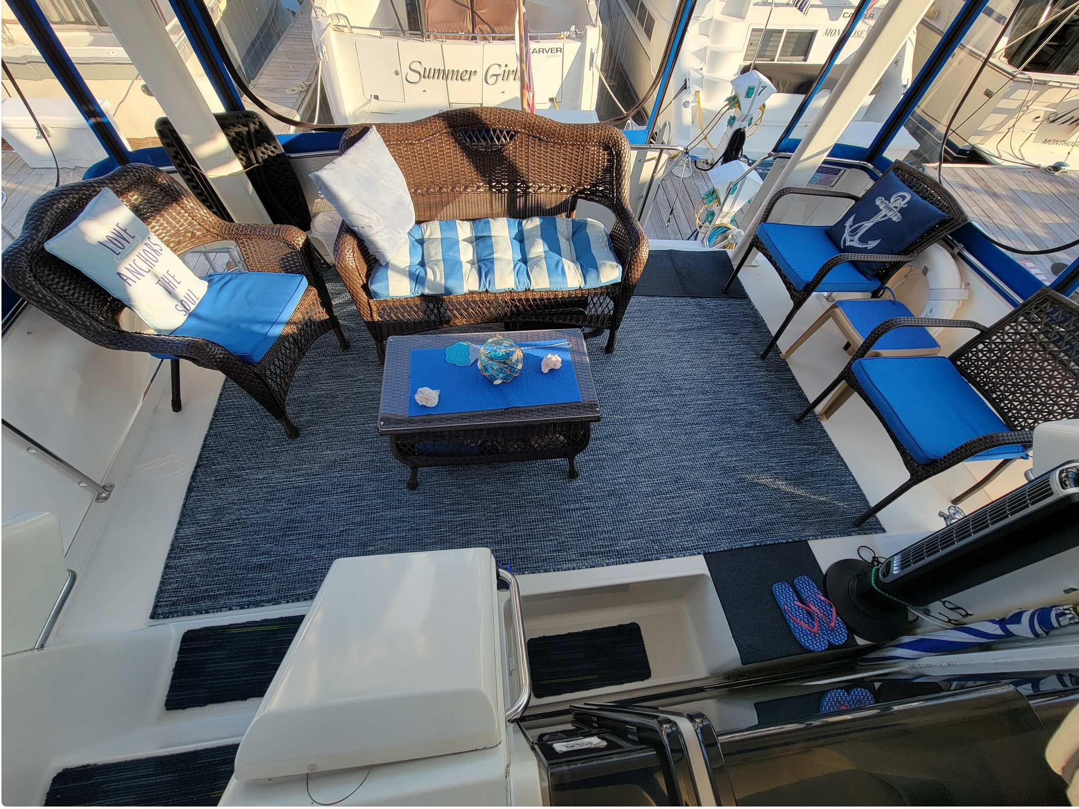 1992 Carver 33 Aft Cabin interior with wicker seating and nautical decor.