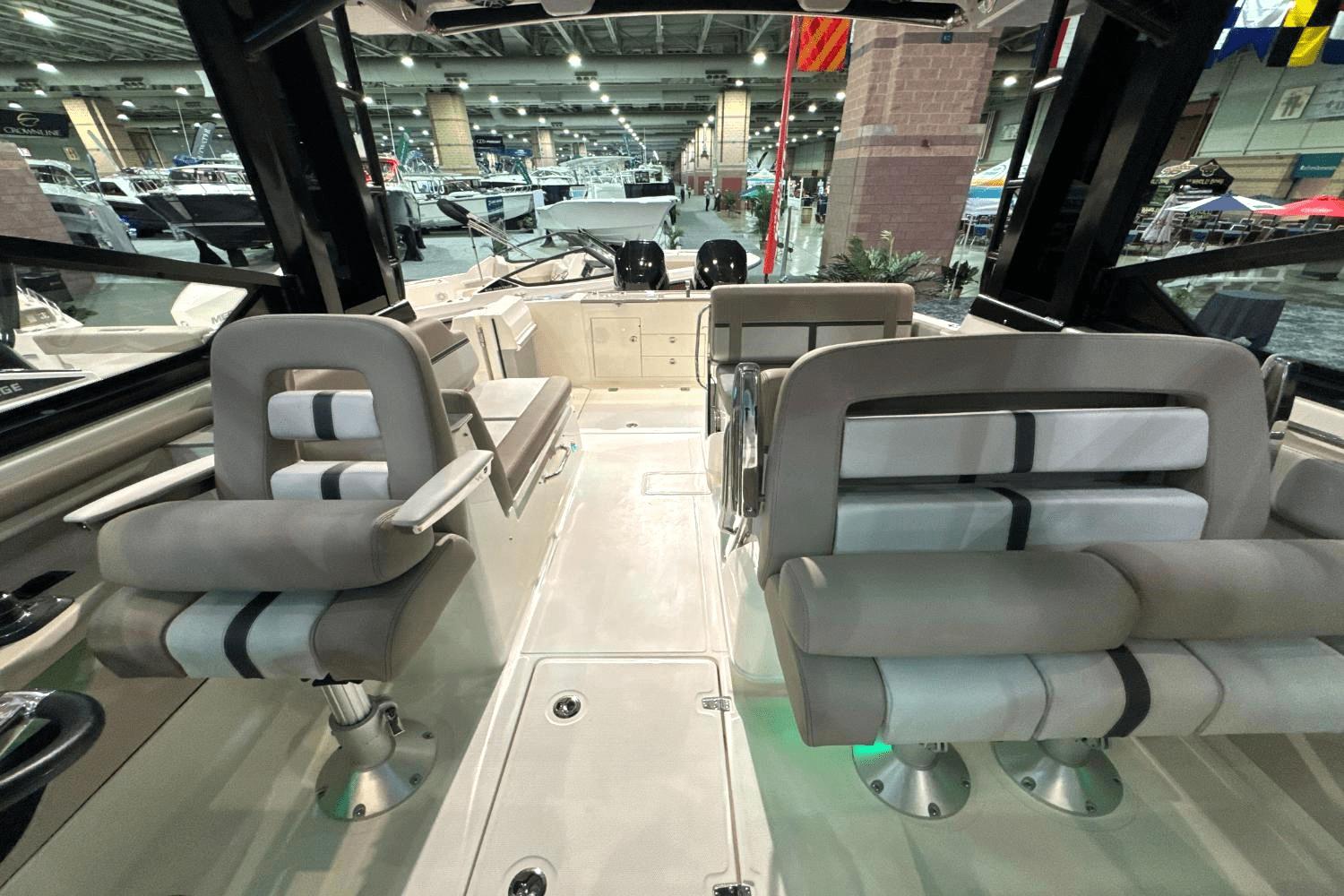 2025 Boston Whaler 330 Vantage - 19