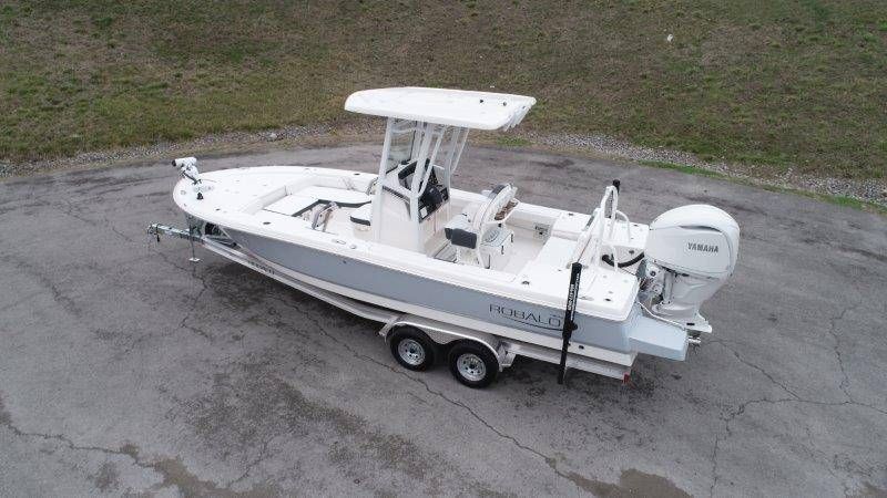 2026 Robalo 246 Cayman - 22