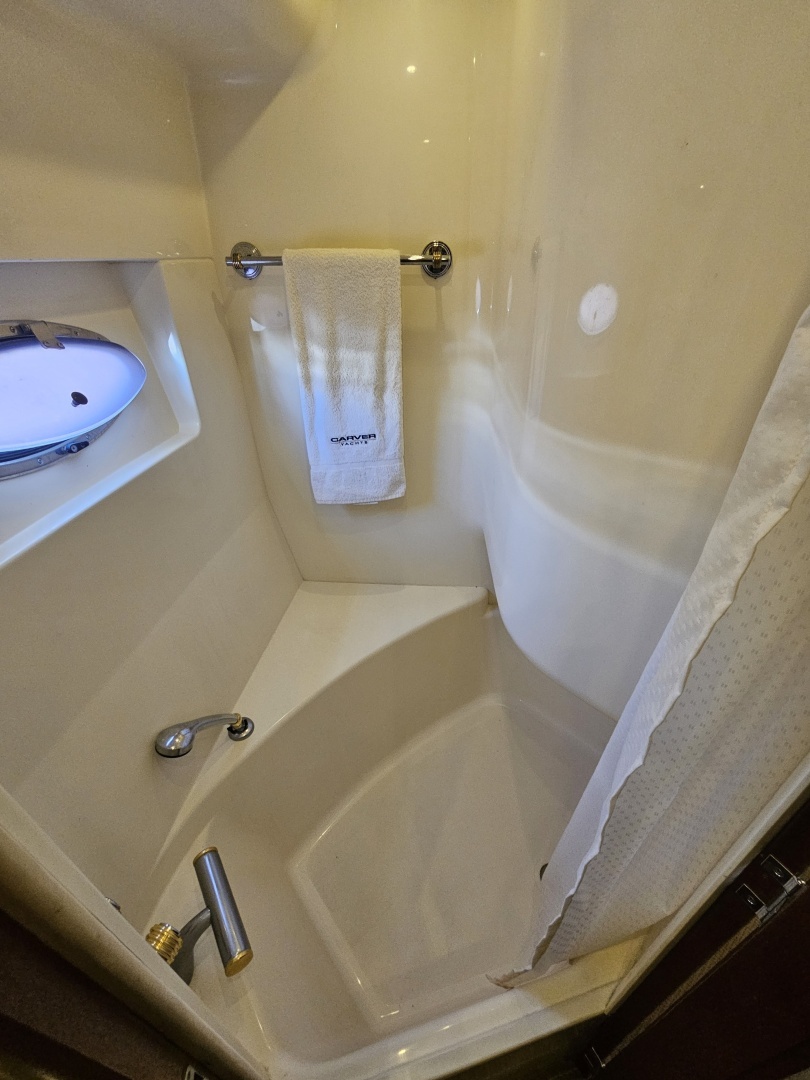 1999 Carver 530 Voyager - Image 27