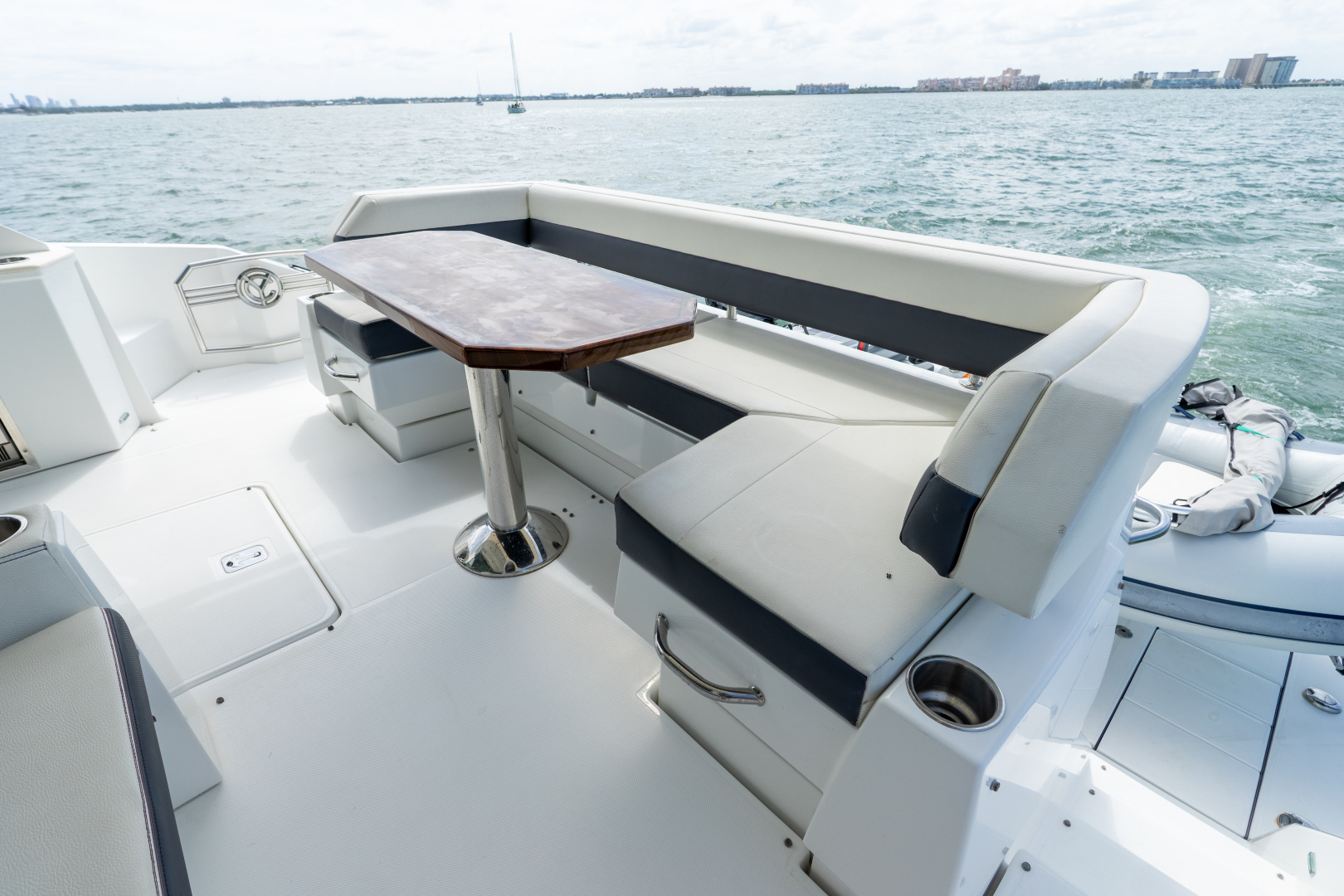 2018 Cruisers Yachts 50 CANTIUS - Image 26