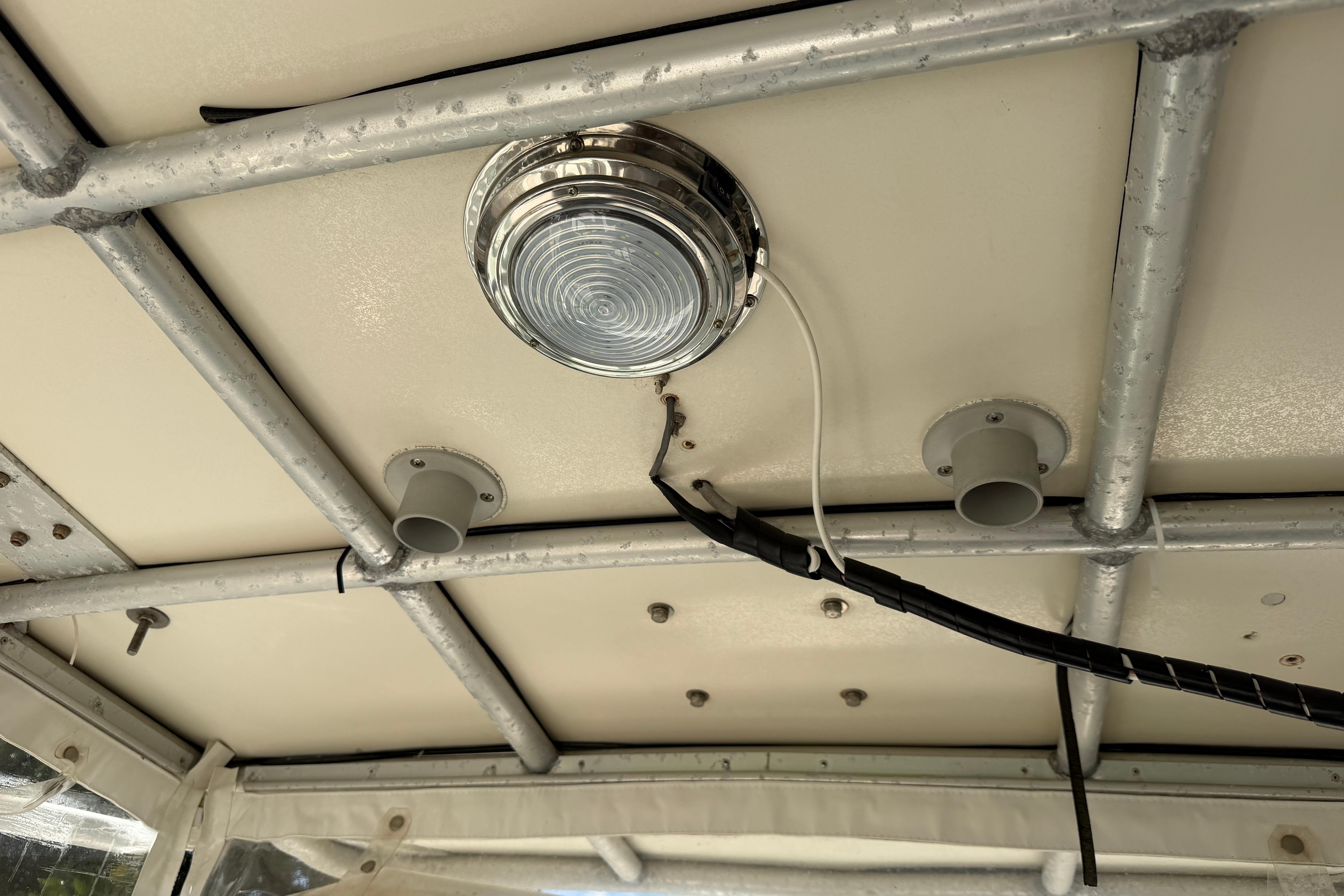 Interior view of a 1987 Grady-White Seafarer 226 boat's ceiling with light fixture.