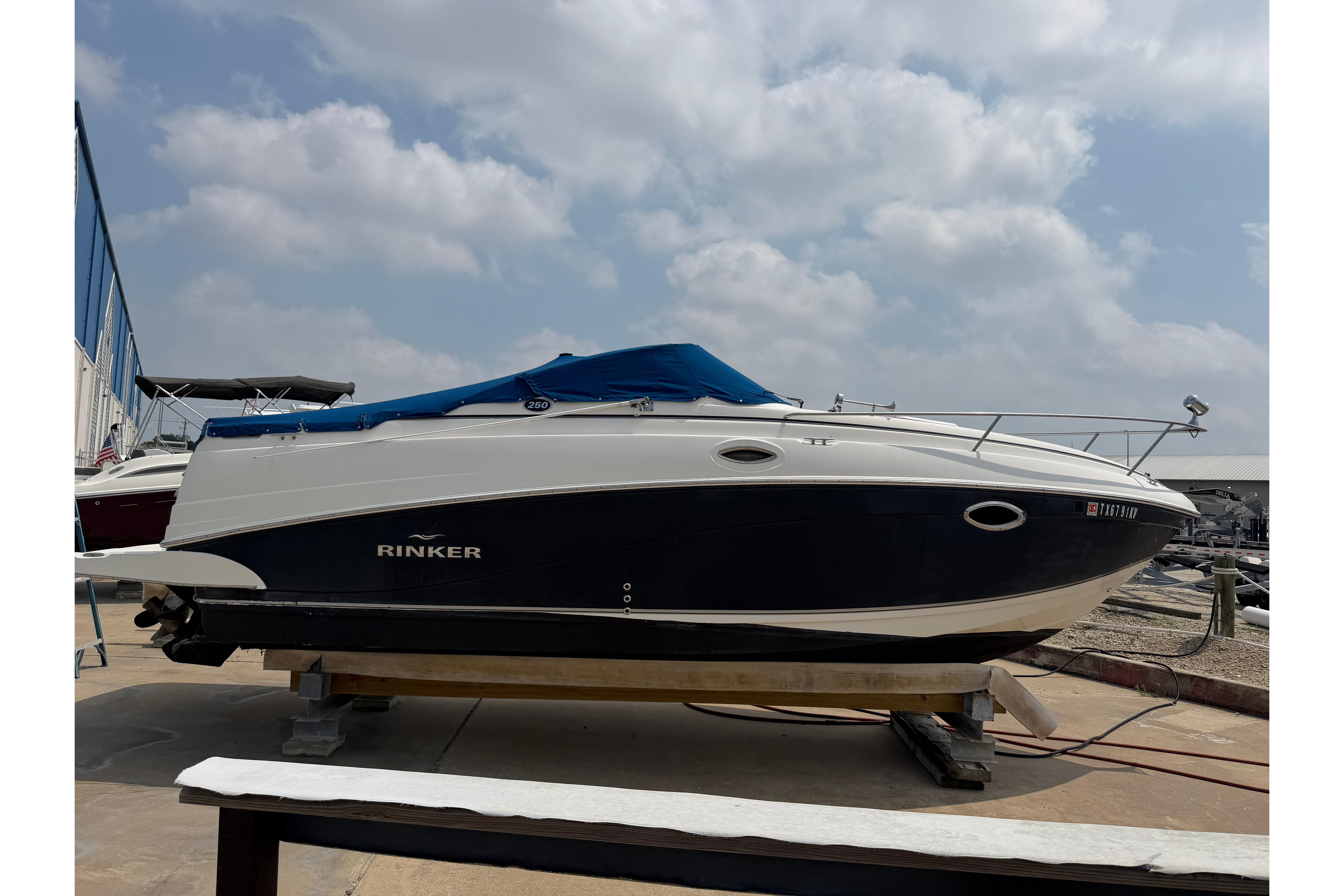 2006 Rinker 250 Express Cruiser