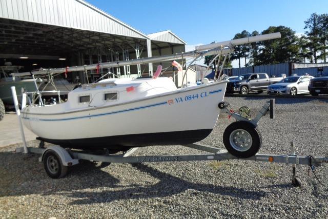 2007 Sanibel by International Marine 18 Pocket Cruiser on trailer, parked outdoors.