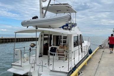 2007 Island Pilot 395 yacht docked at a marina with a dinghy on top.
