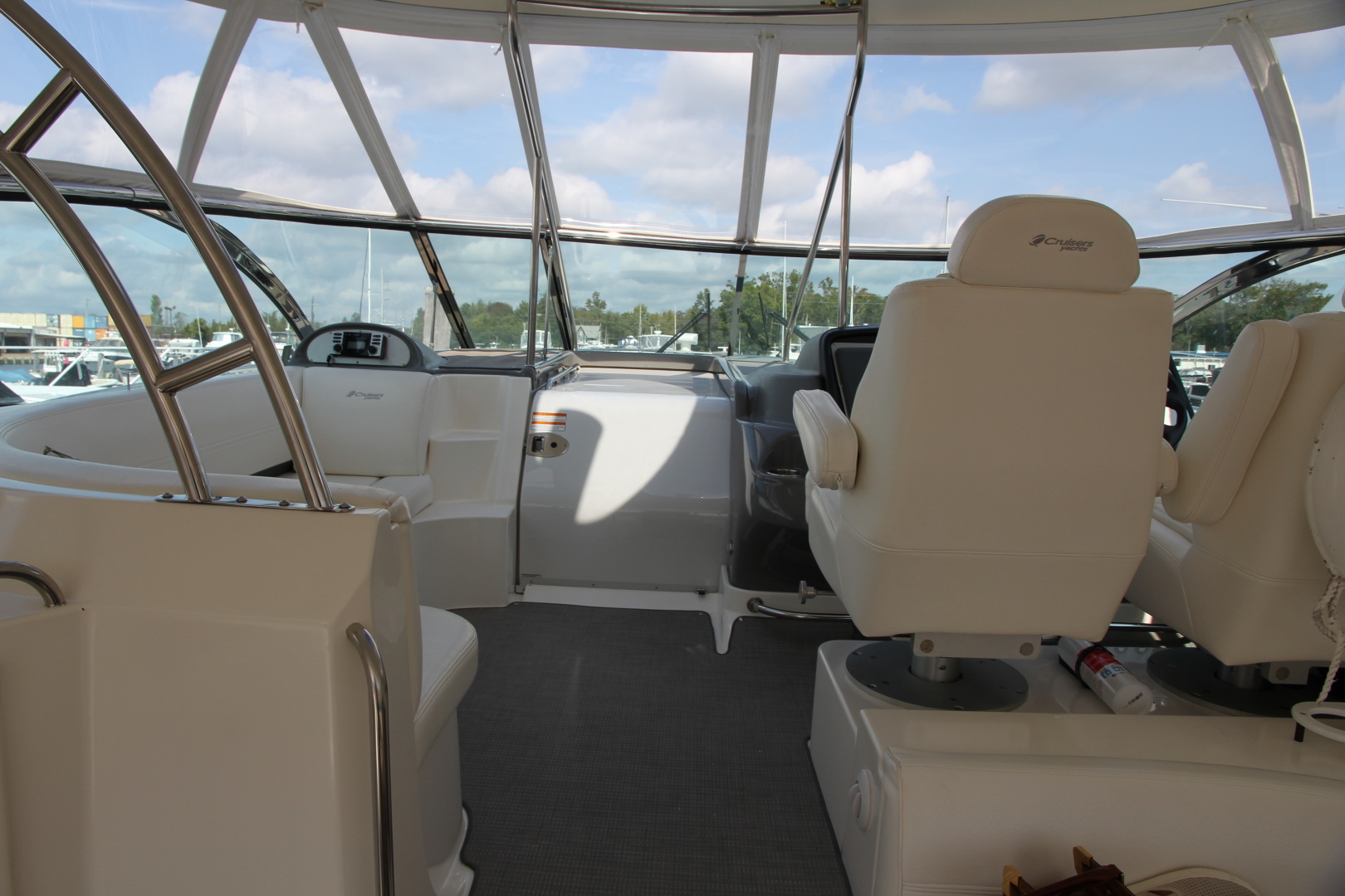 2007 Cruisers Yachts 520 EXPRESS - Image 3