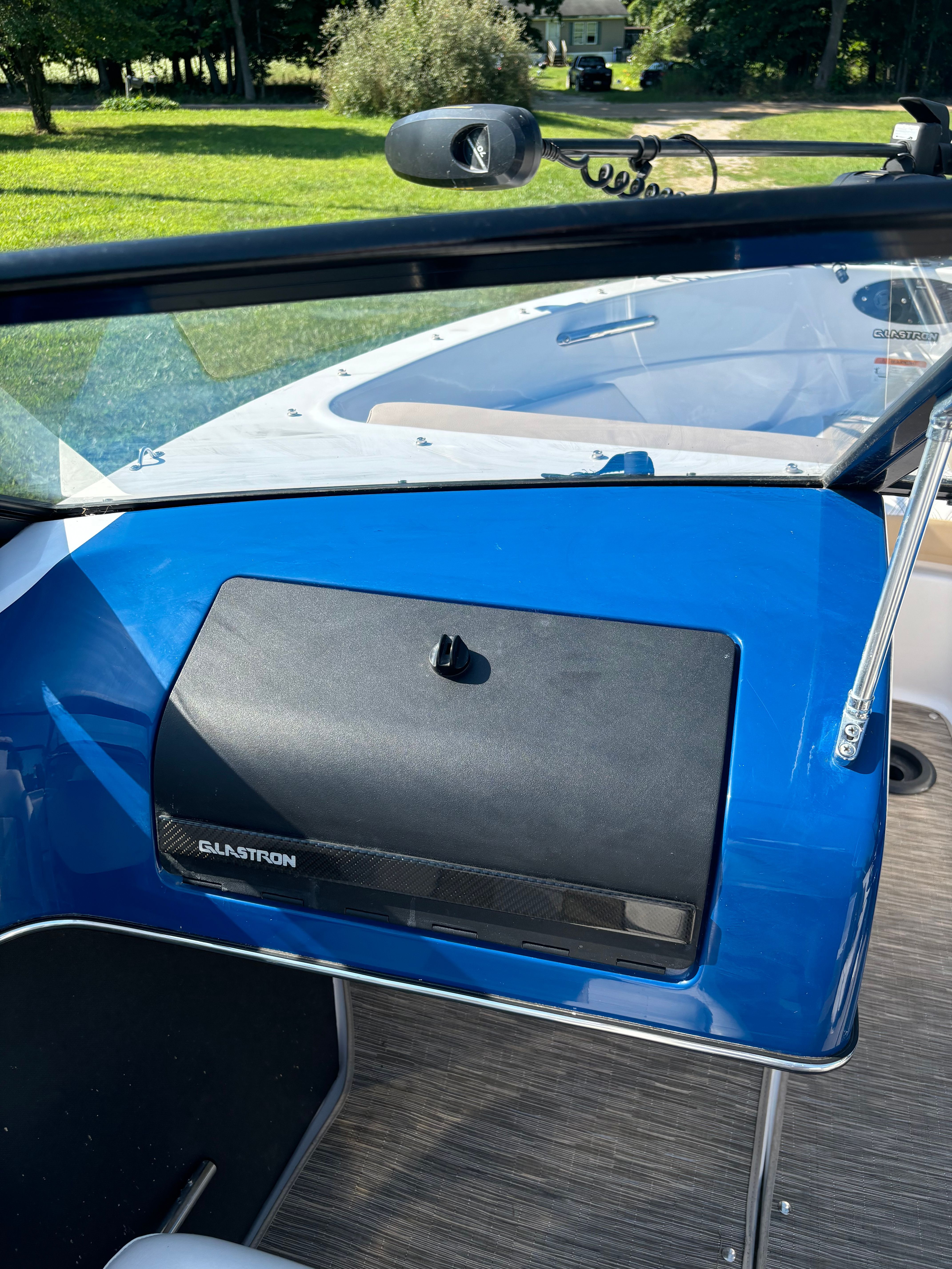 The image shows the cockpit of a Glastron GTSF 185 boat with a blue dashboard.