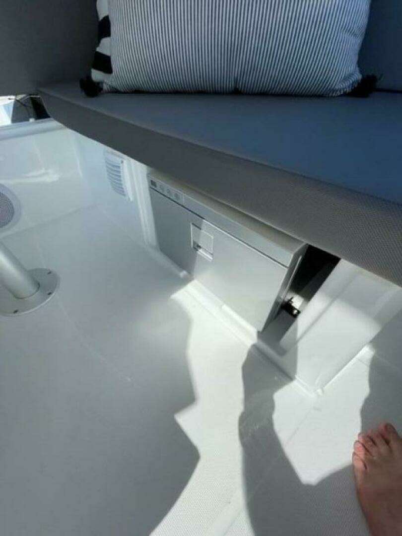 2026 Beneteau Antares 11 Fly - Image 31