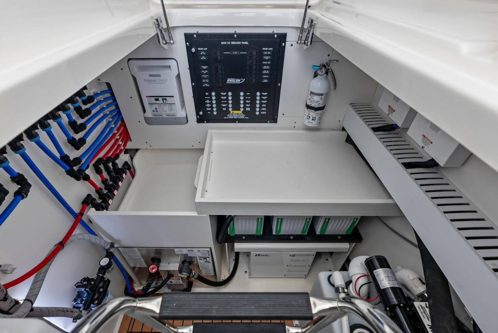 2023 Boston Whaler 405 Conquest - Image 39