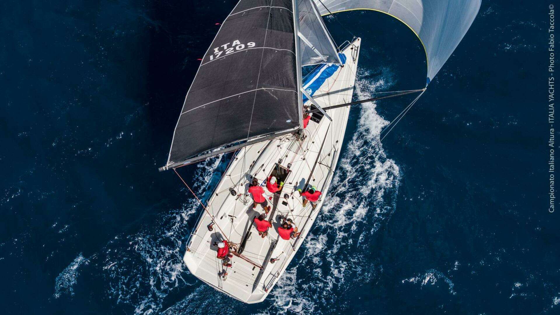 2026 Italia Yachts 9.98 - Image 26