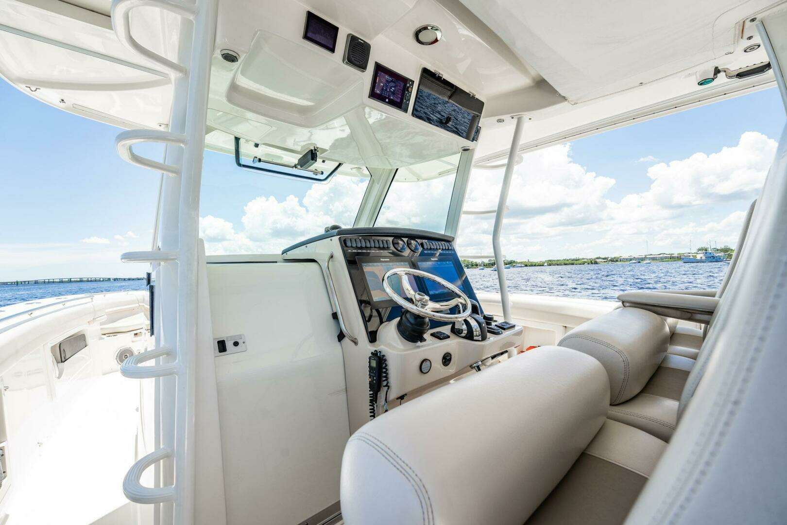 2018 Boston Whaler 380 Outrage - Image 23