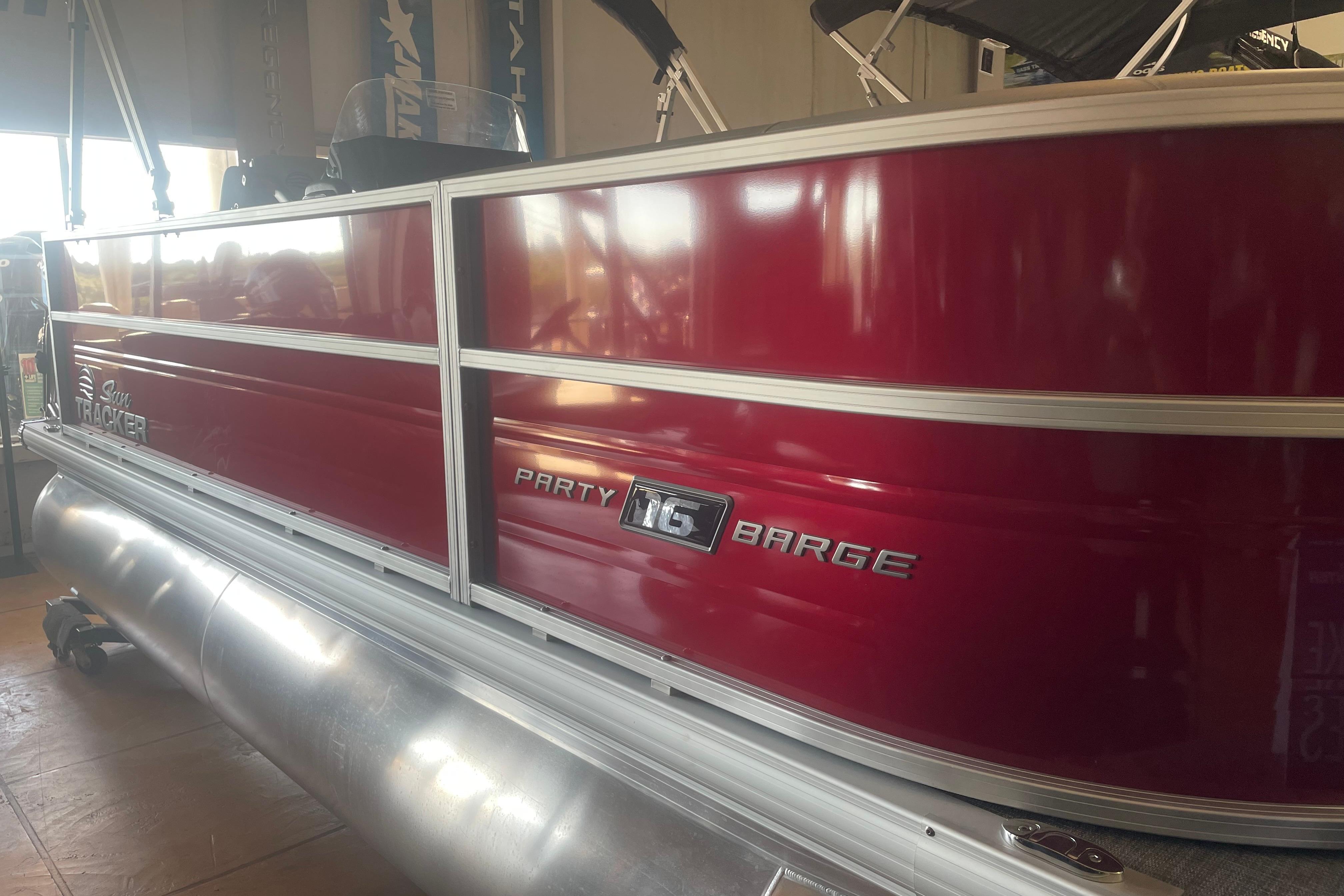 2026 Sun Tracker Party Barge 16 DLX