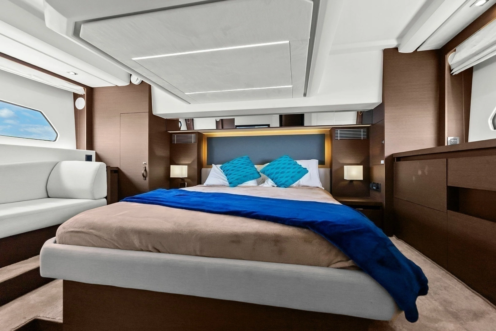 2020 Prestige 460 Flybridge - Image 6