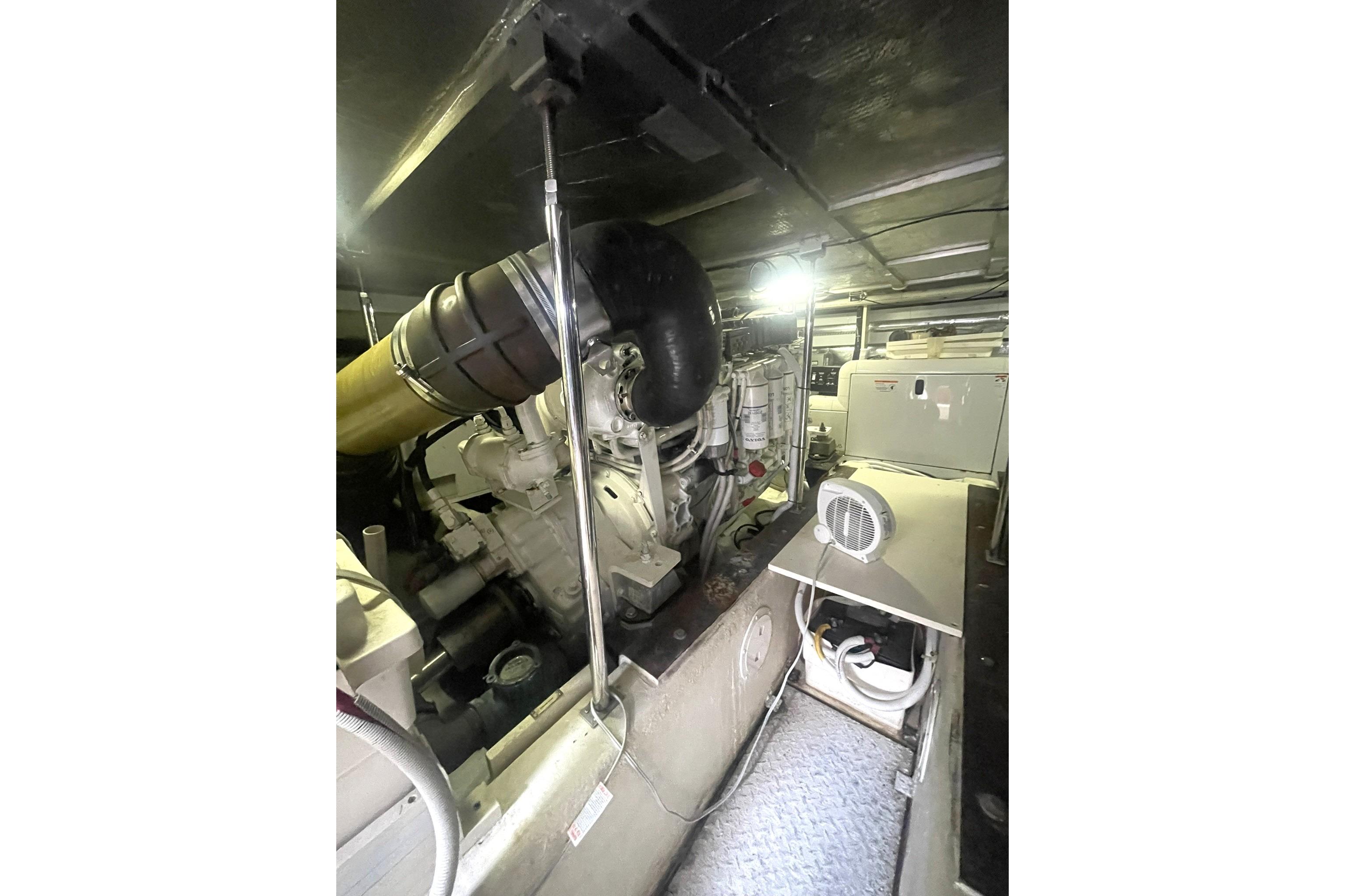 PORT ENGINE LOOKING FORWARD