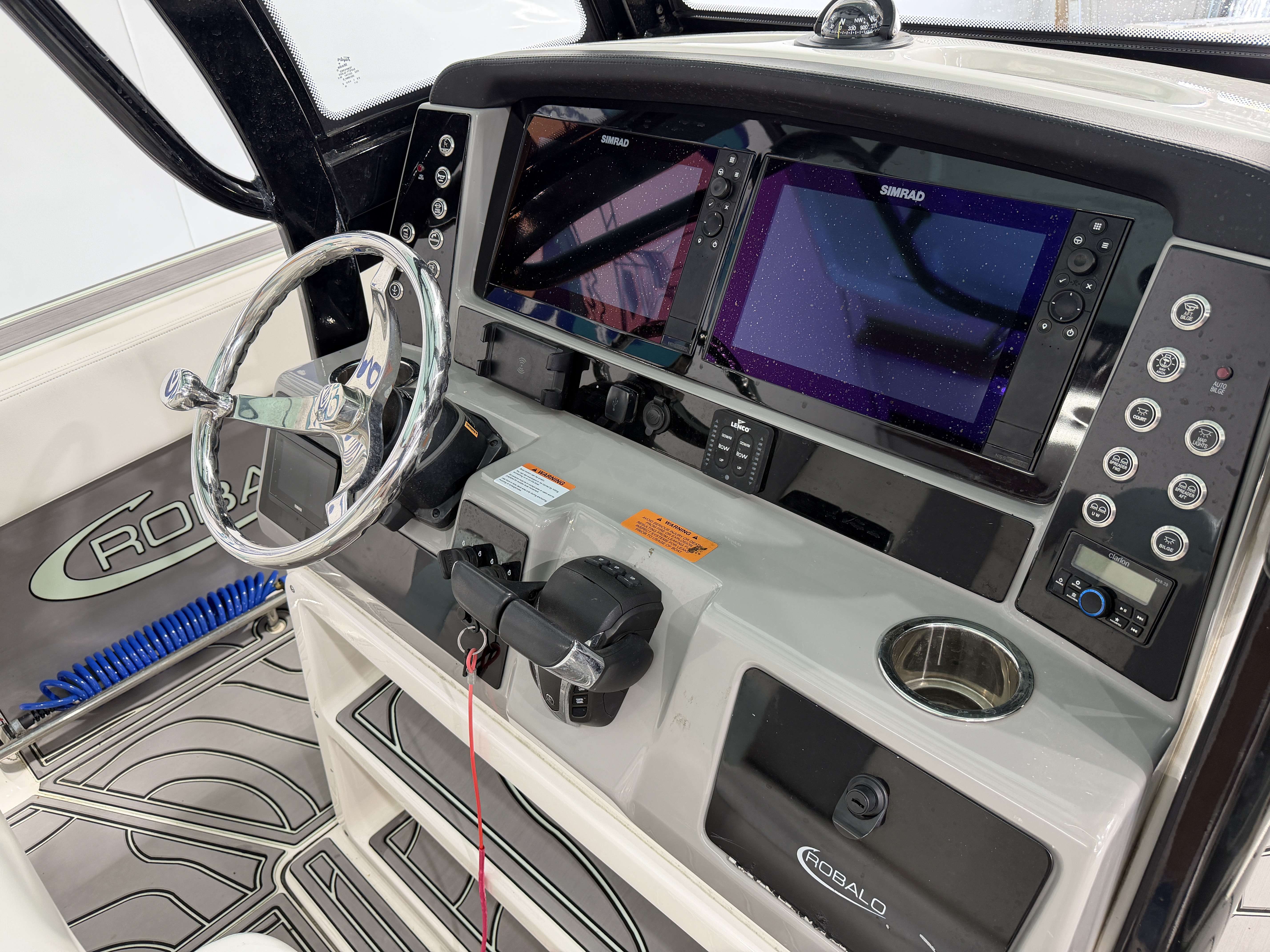 2023 Robalo R250 Center Console - 22