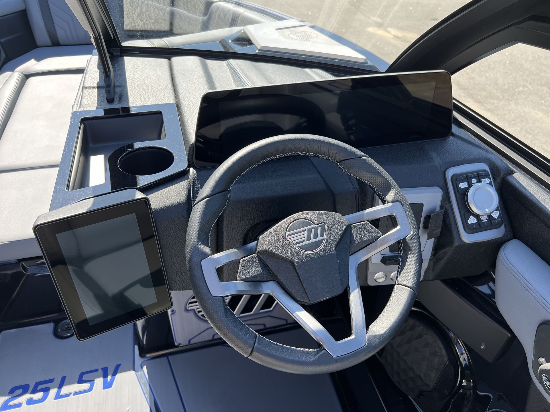 2025 MALIBU 25 LSV - Image 17