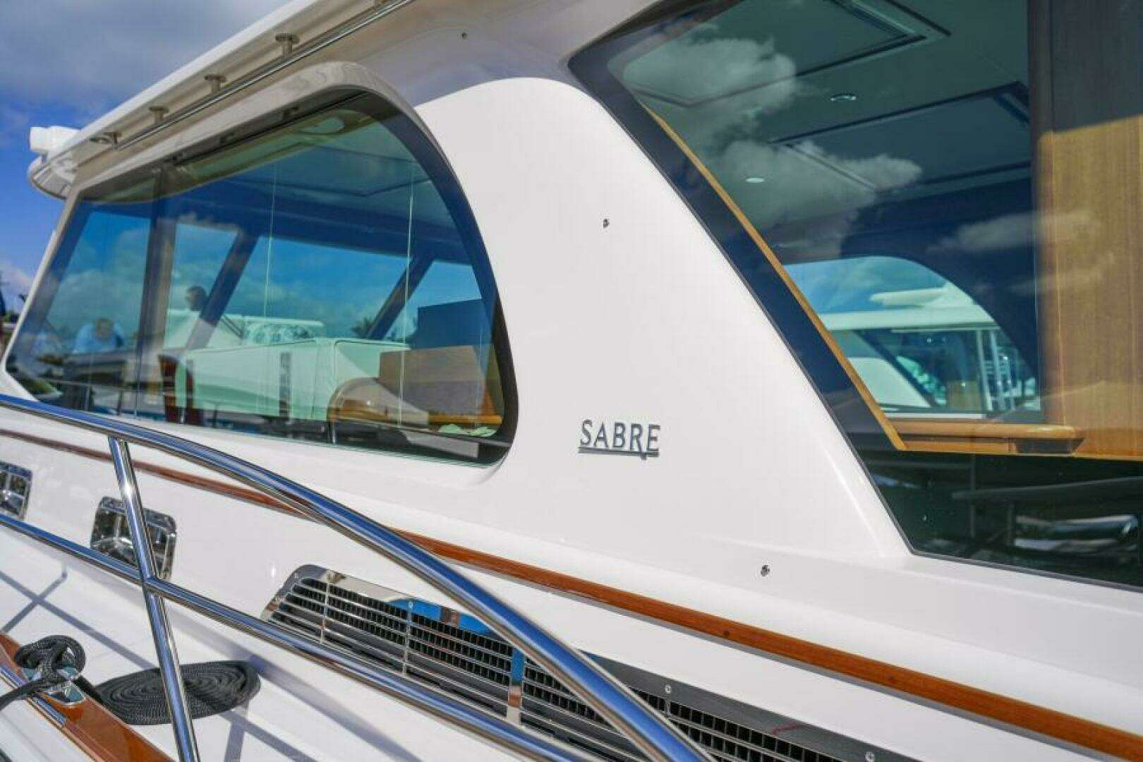 2027 Sabre 51 Salon Express - Image 6