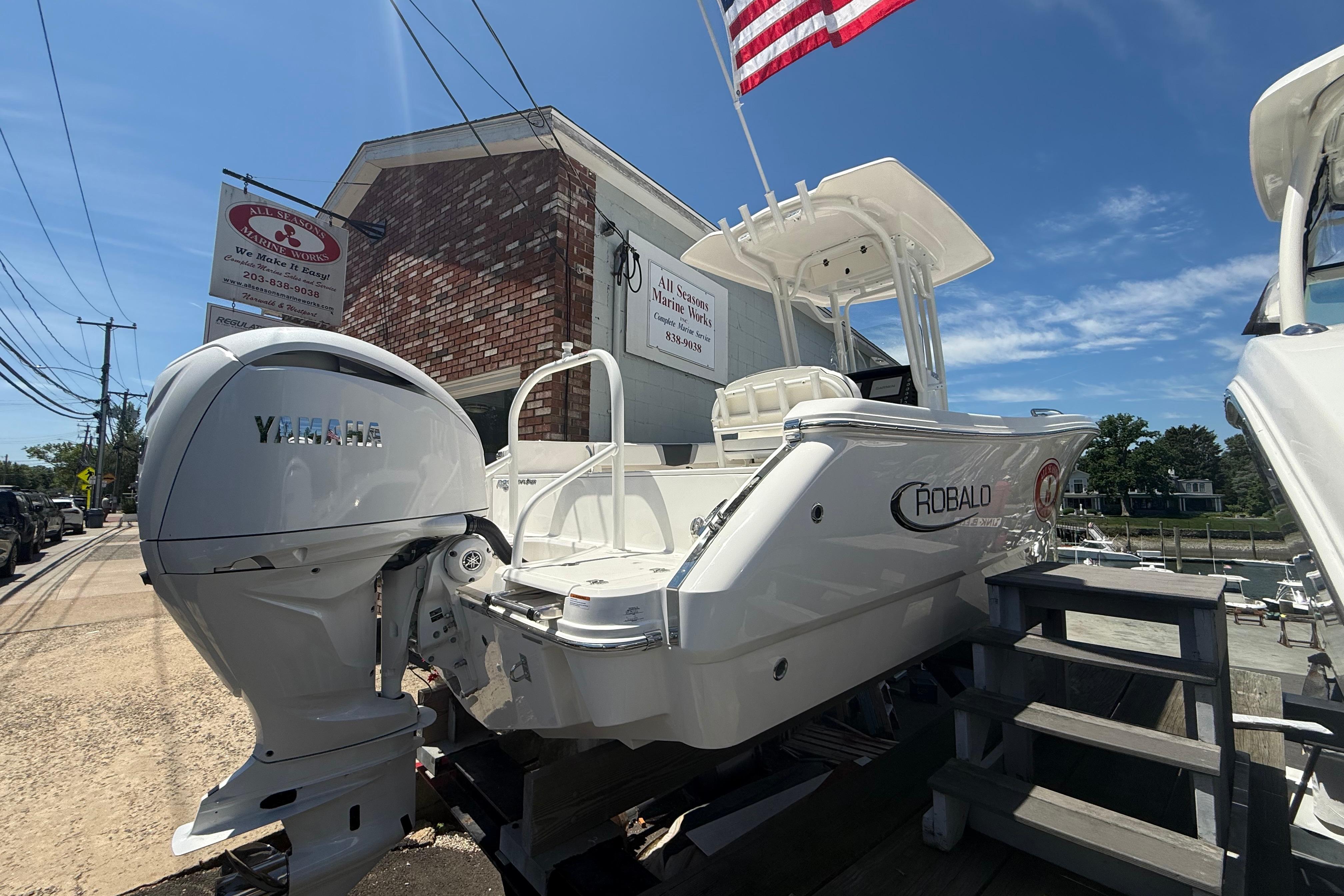 2026 Robalo R232 Explorer