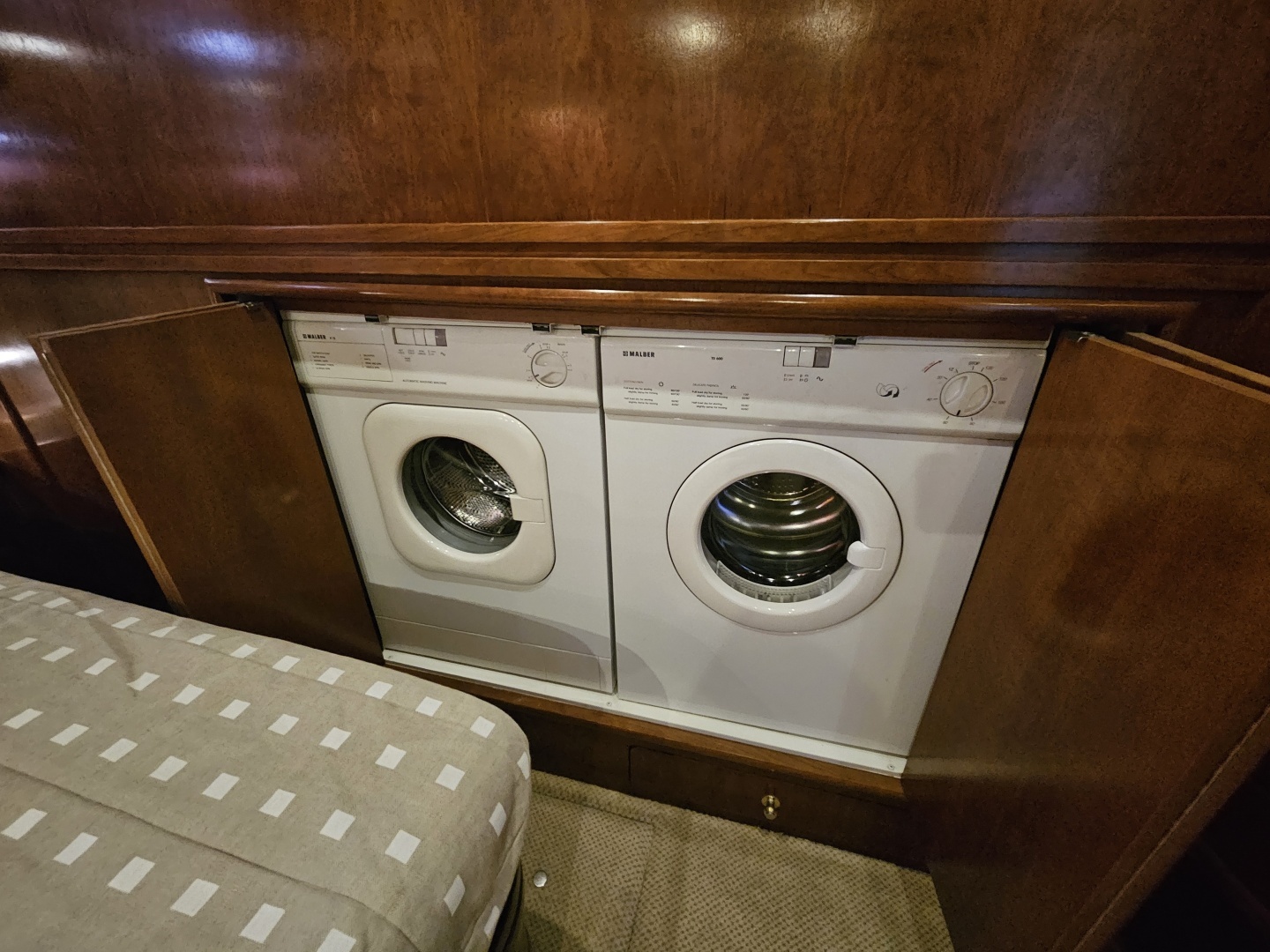 1999 Carver 530 Voyager - Image 29