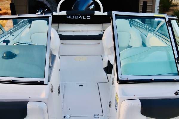 2022 Robalo R207 Dual Console - 18