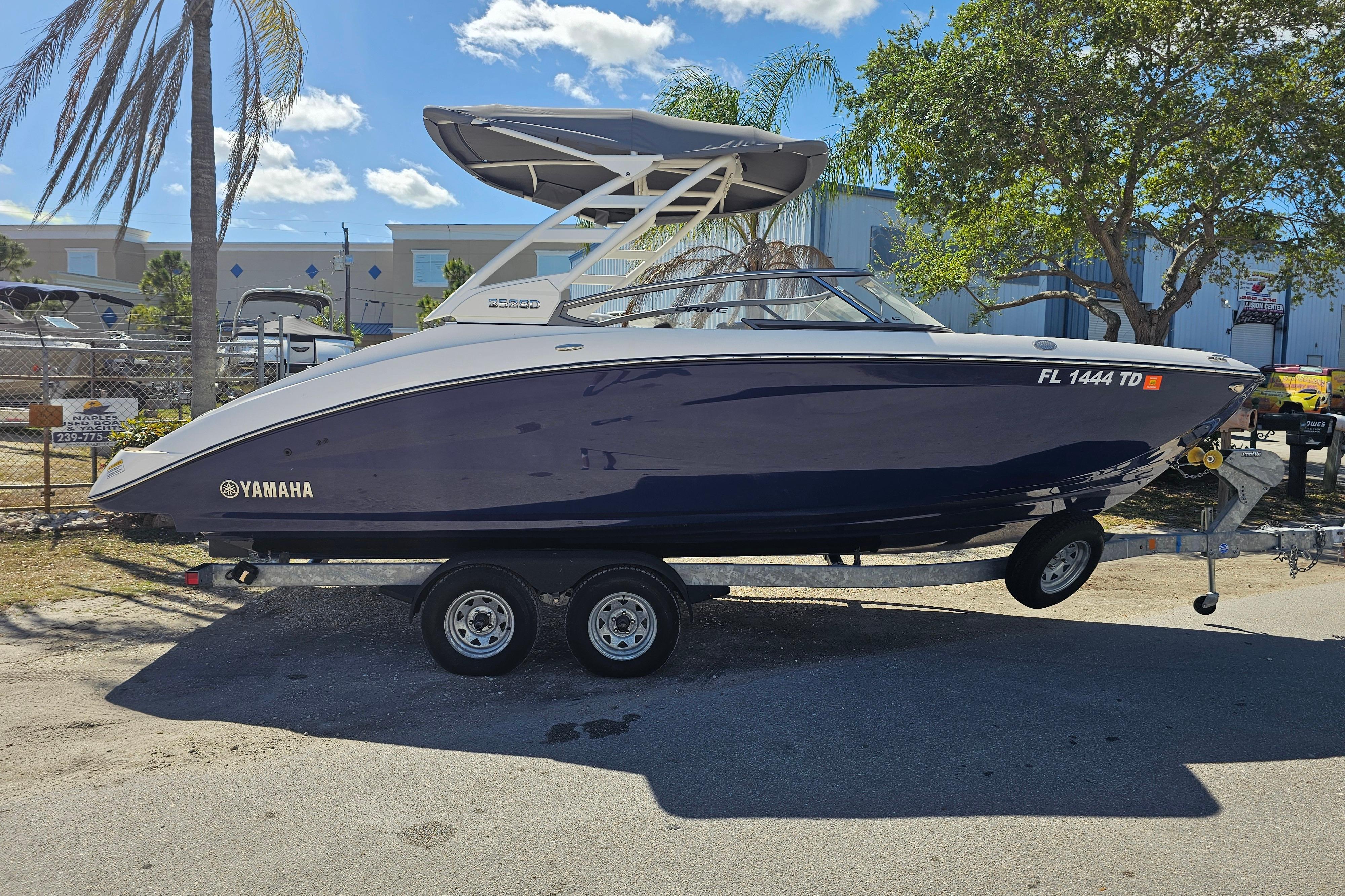 2022 Yamaha Boats 252SD on trailer, parked outdoors under clear sky.