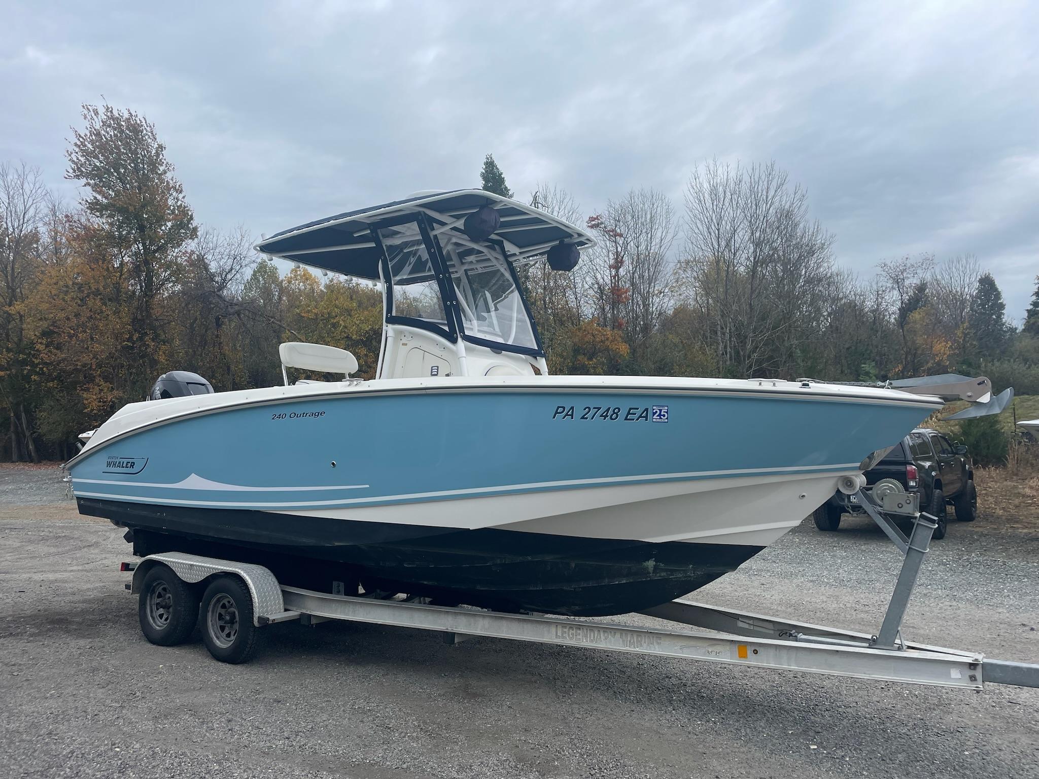 2005 Boston Whaler Outrage 240