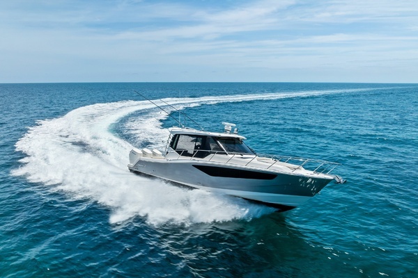 2023 Boston Whaler 405 Conquest