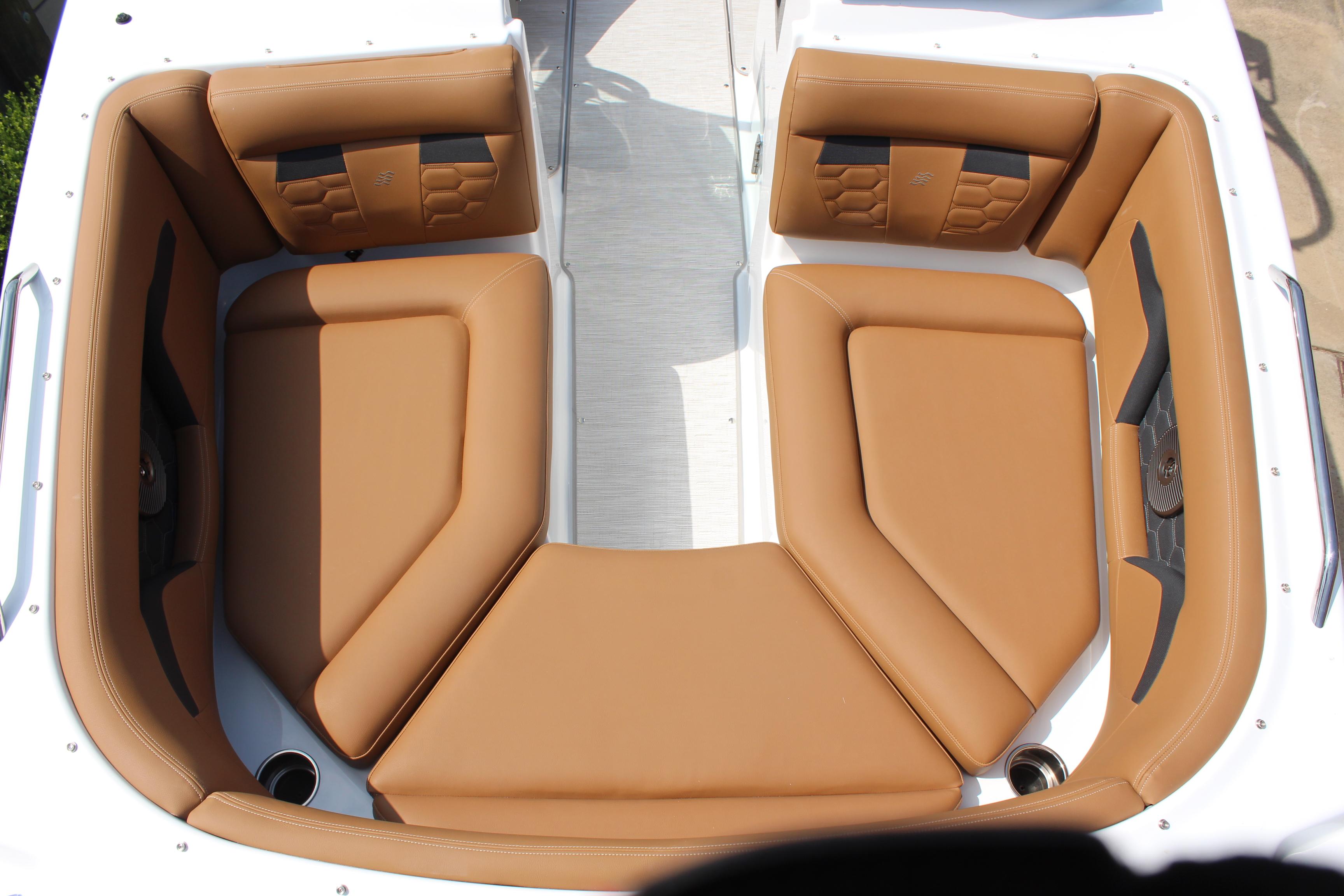 2025 Four Winns HD3 OB boat with tan leather seating and modern design.