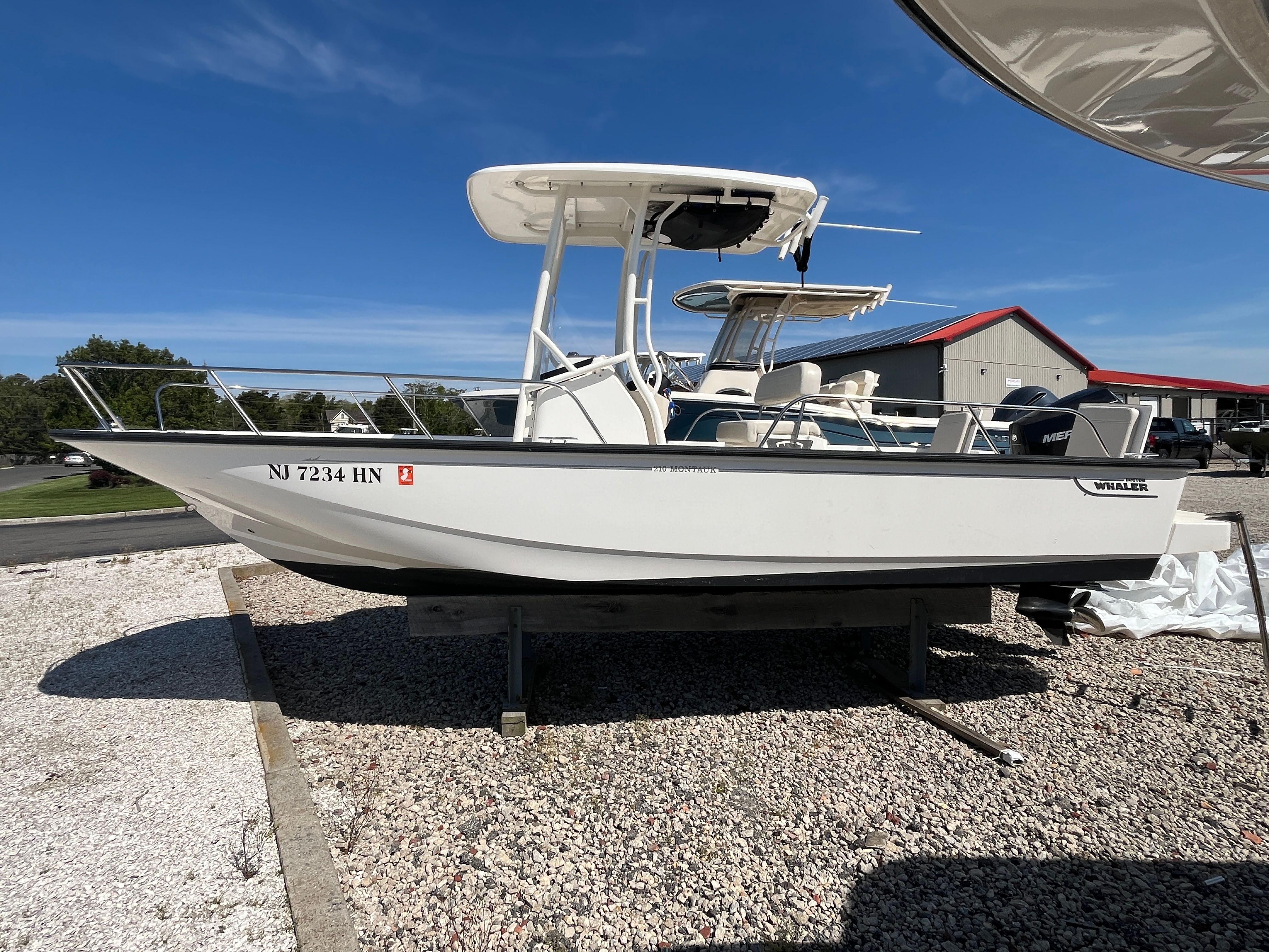 2021 Boston Whaler 210 Montauk