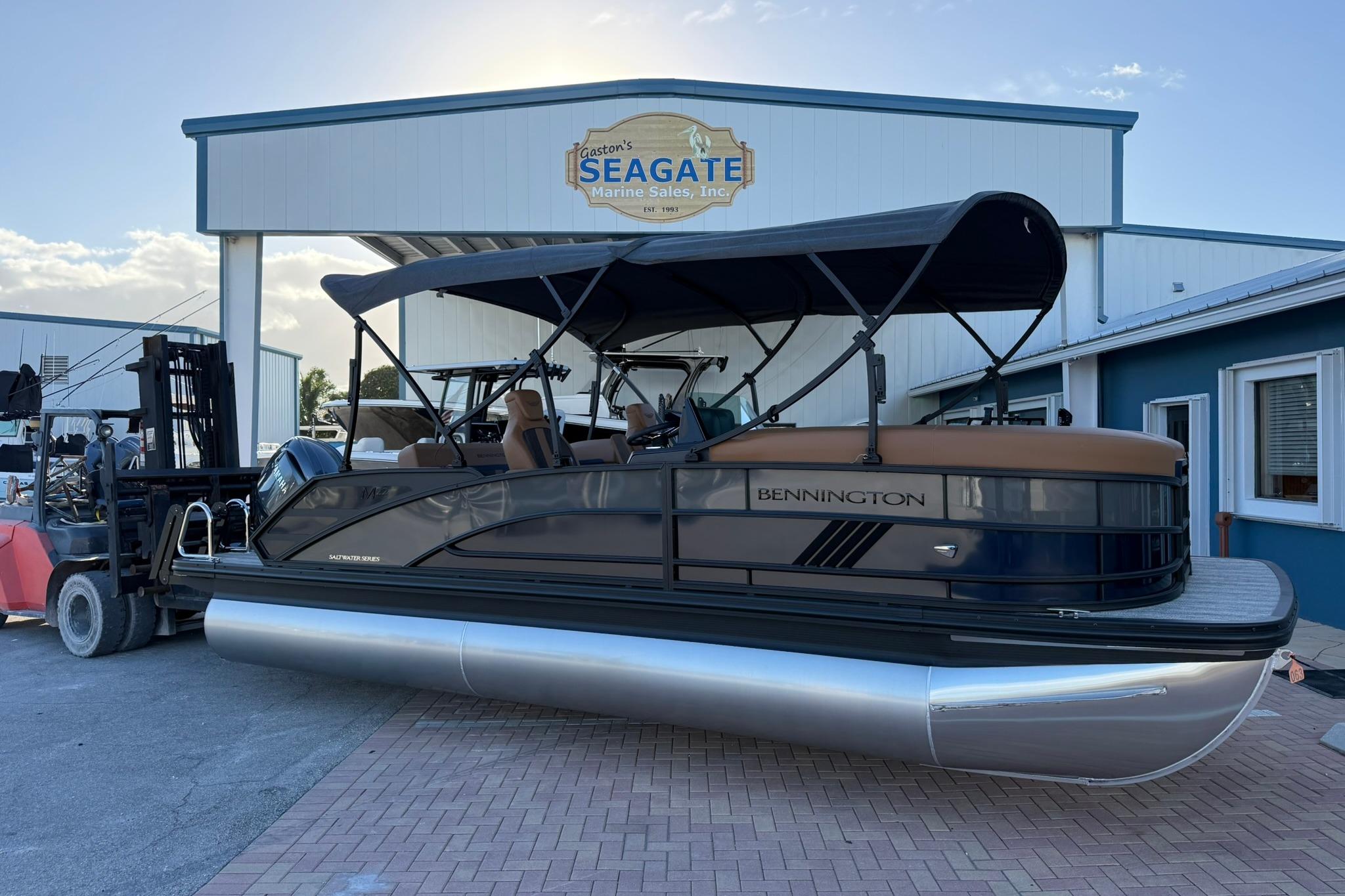 2026 Bennington 22 M Swingback