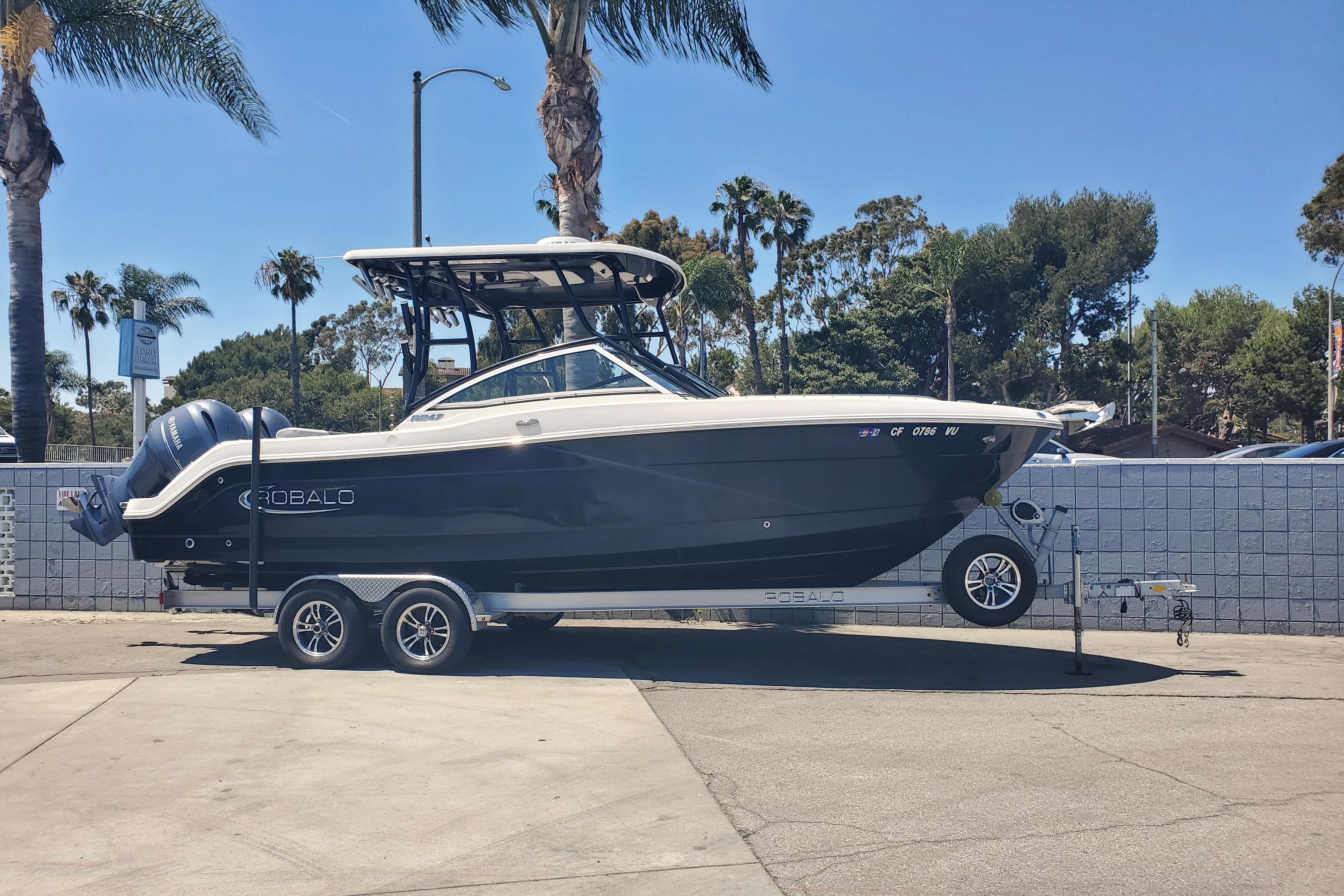 2021 Robalo R247 Dual Console