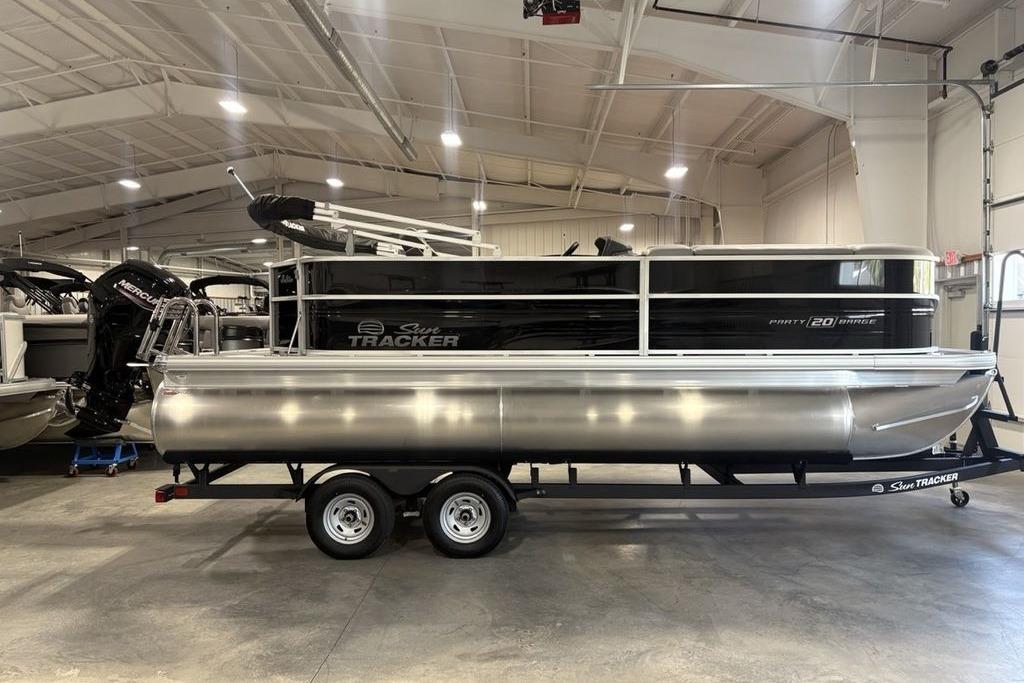 2026 Sun Tracker Party Barge 20 DLX