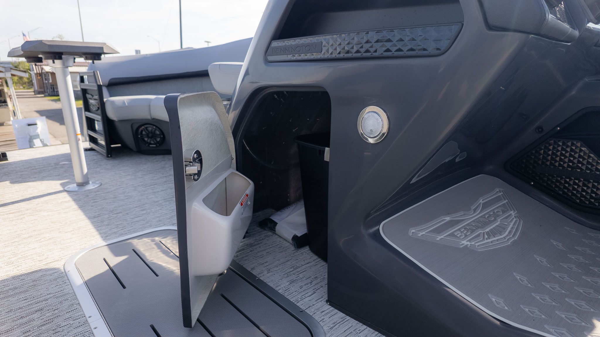 2026 Bennington 24 M Stern Lounge - 20