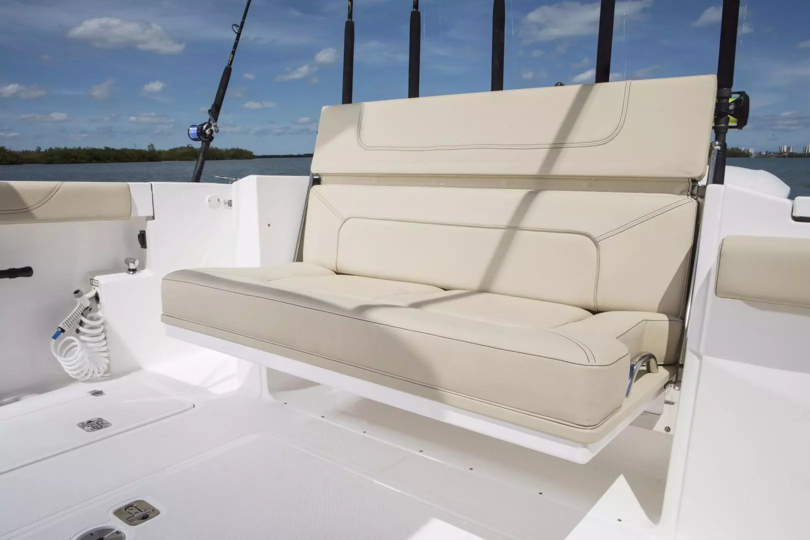 2021 Pursuit S328 - Image 14