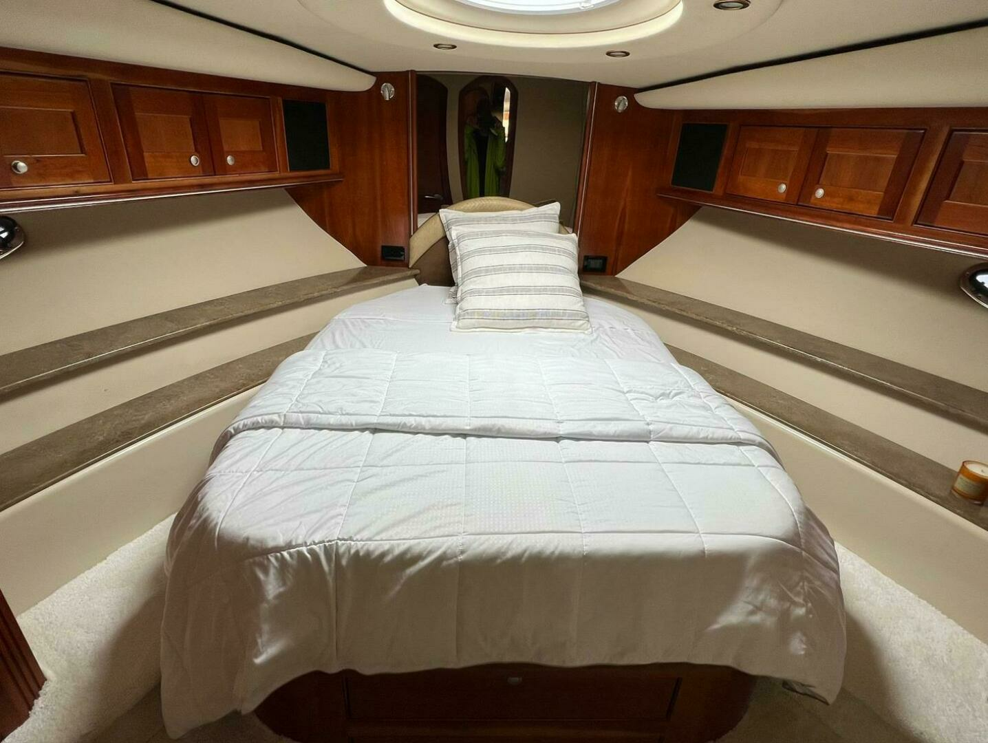 2011 Cruisers Yachts 560 Express - Image 9