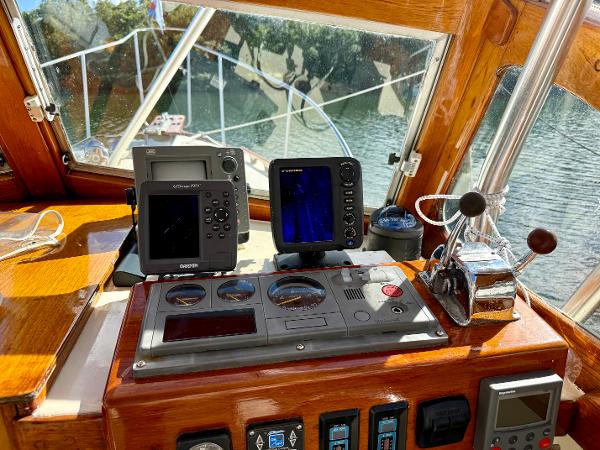 1978 Dyer 29 Trunk Cabin helm with navigation instruments and controls.