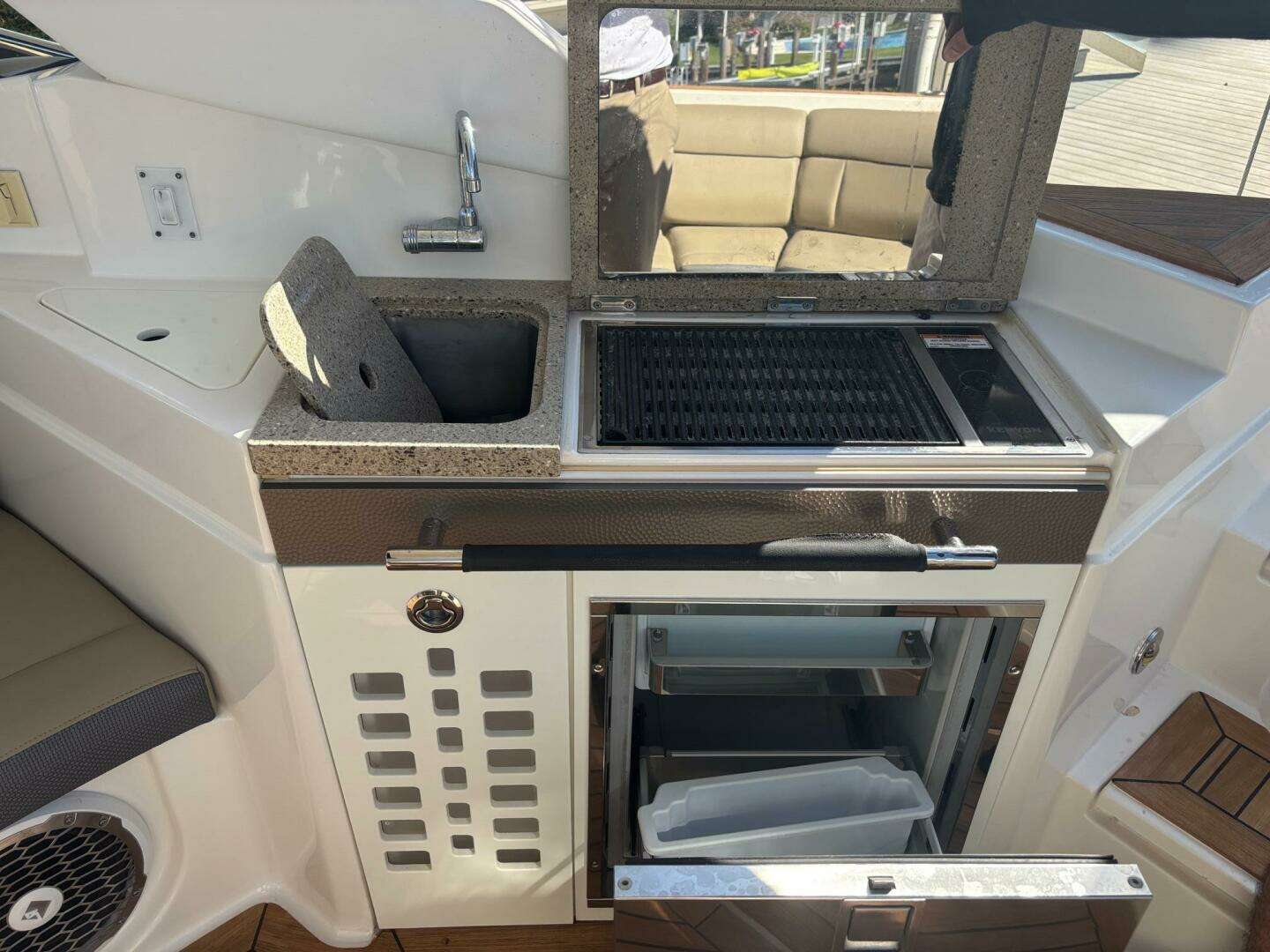 2016 Sea Ray 350 SLX - Image 9