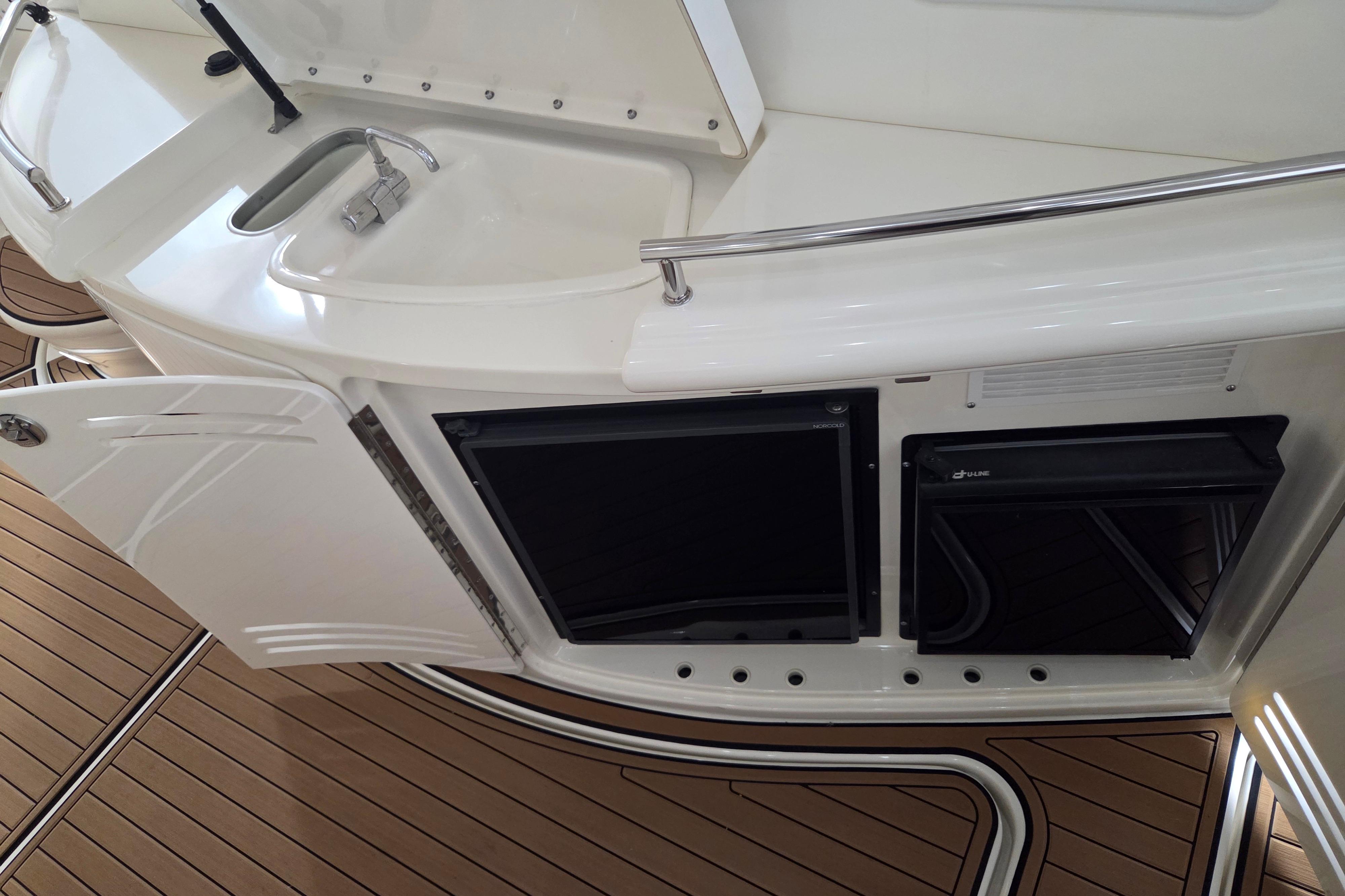 Interior view of 2000 Sea Ray Sundancer 540 yacht with sink and storage.