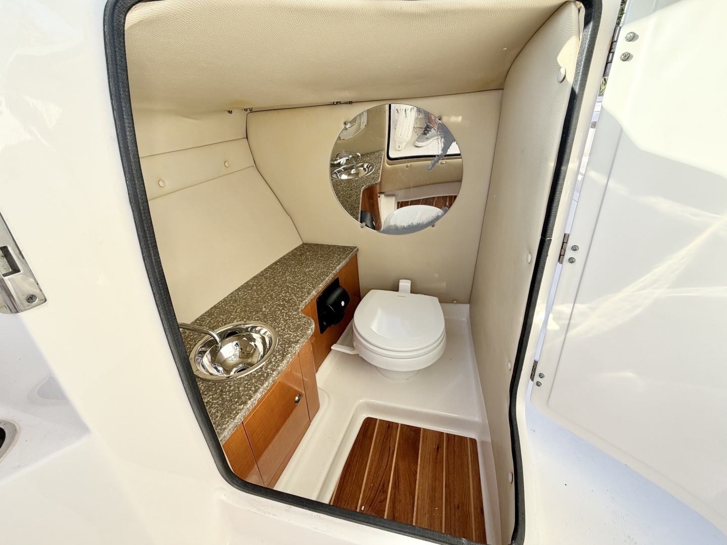 2012 Robalo R247 Dual Console - Image 12